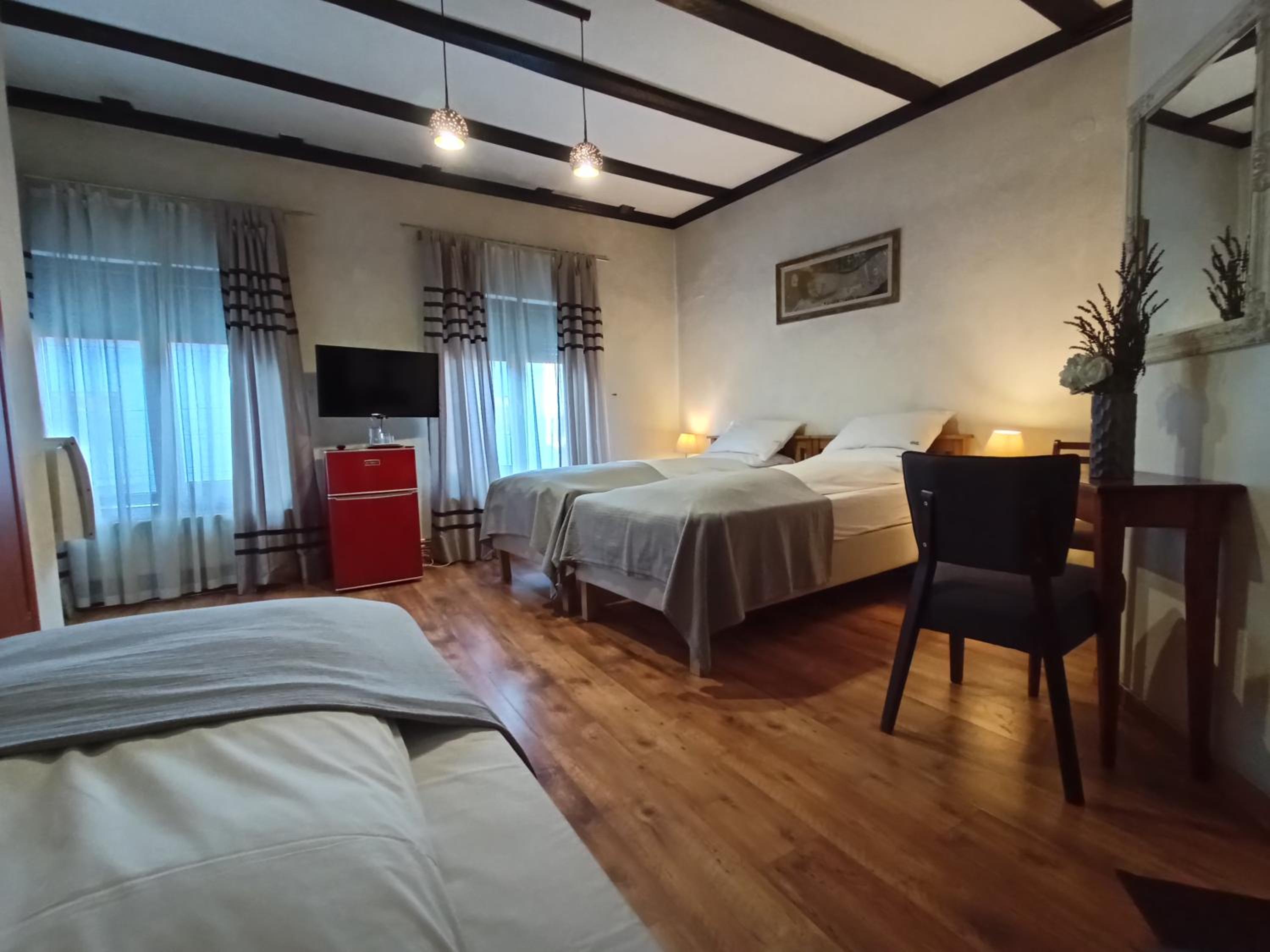 Economy Triple Room - Photo 10