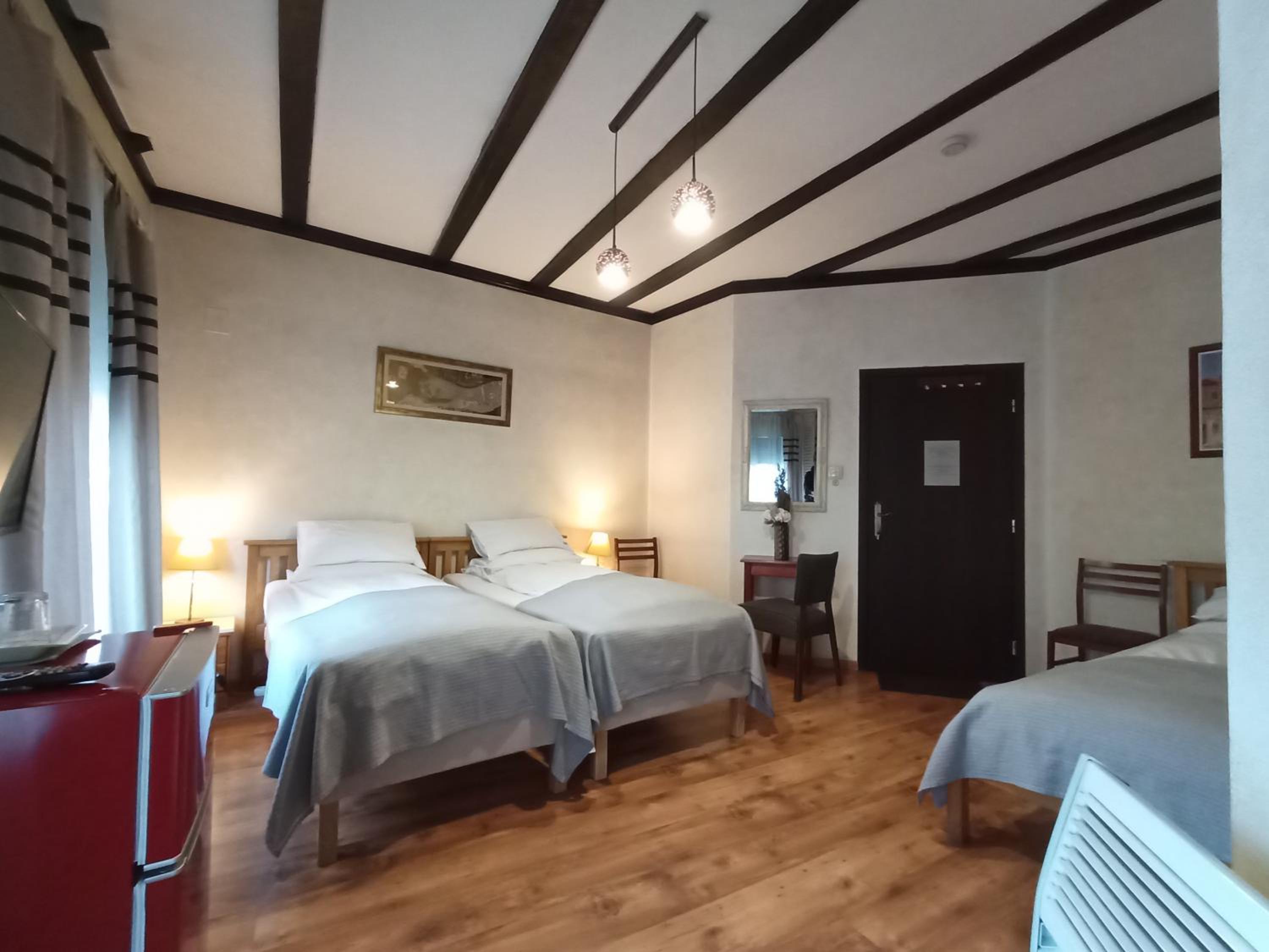 Economy Triple Room - Photo 1