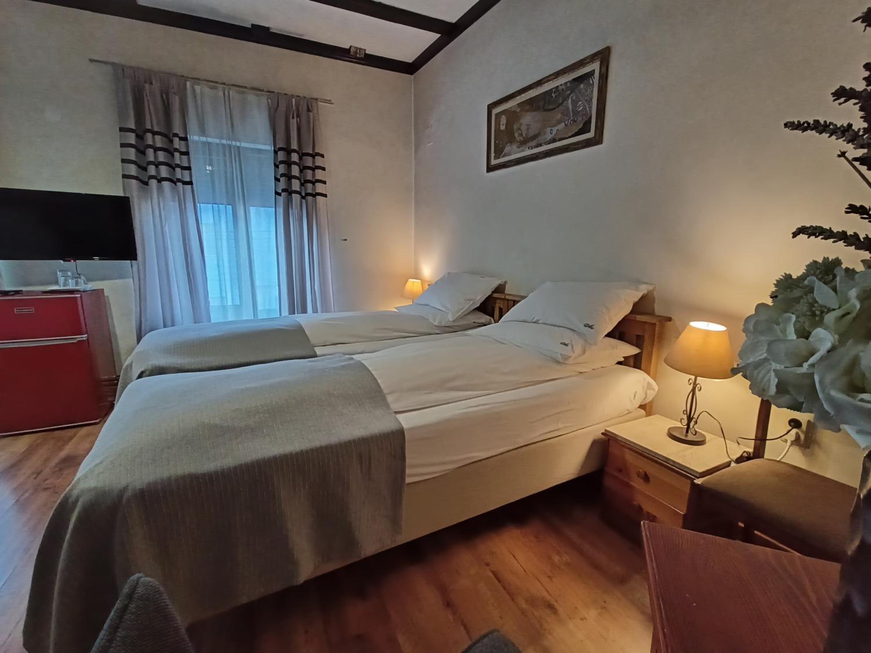 Economy Triple Room - Photo 7