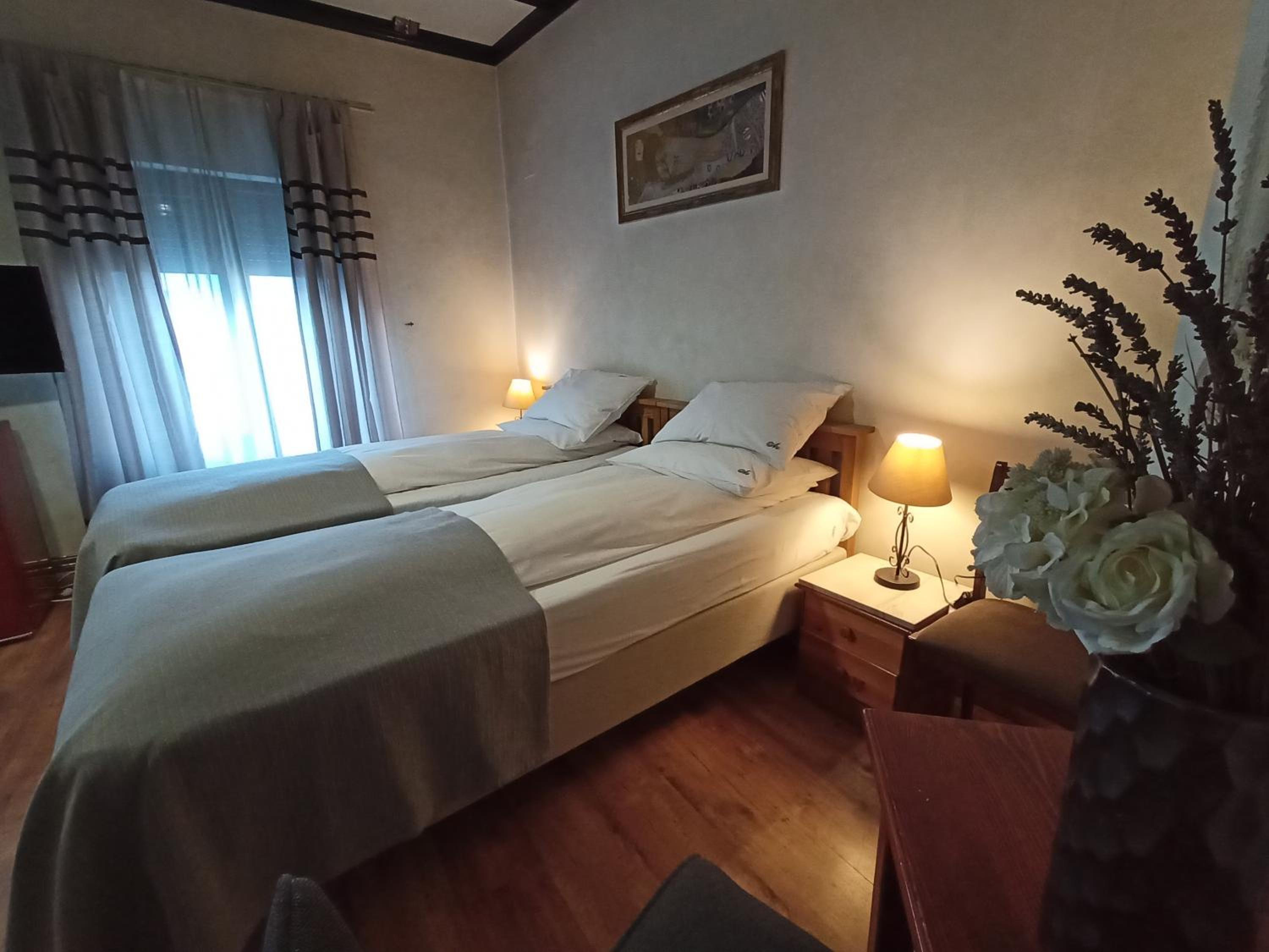 Economy Triple Room - Photo 8