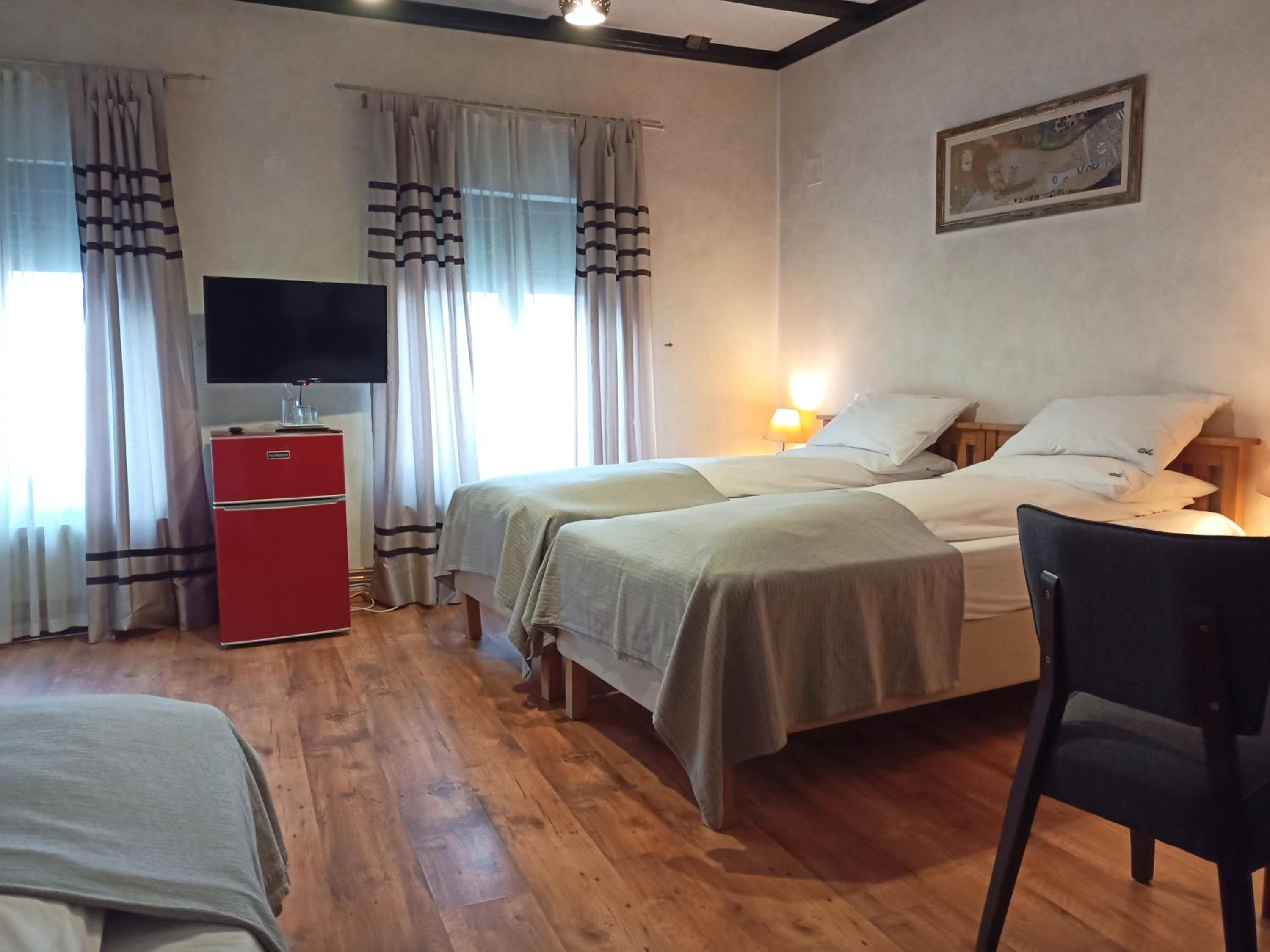 Economy Triple Room - Photo 9