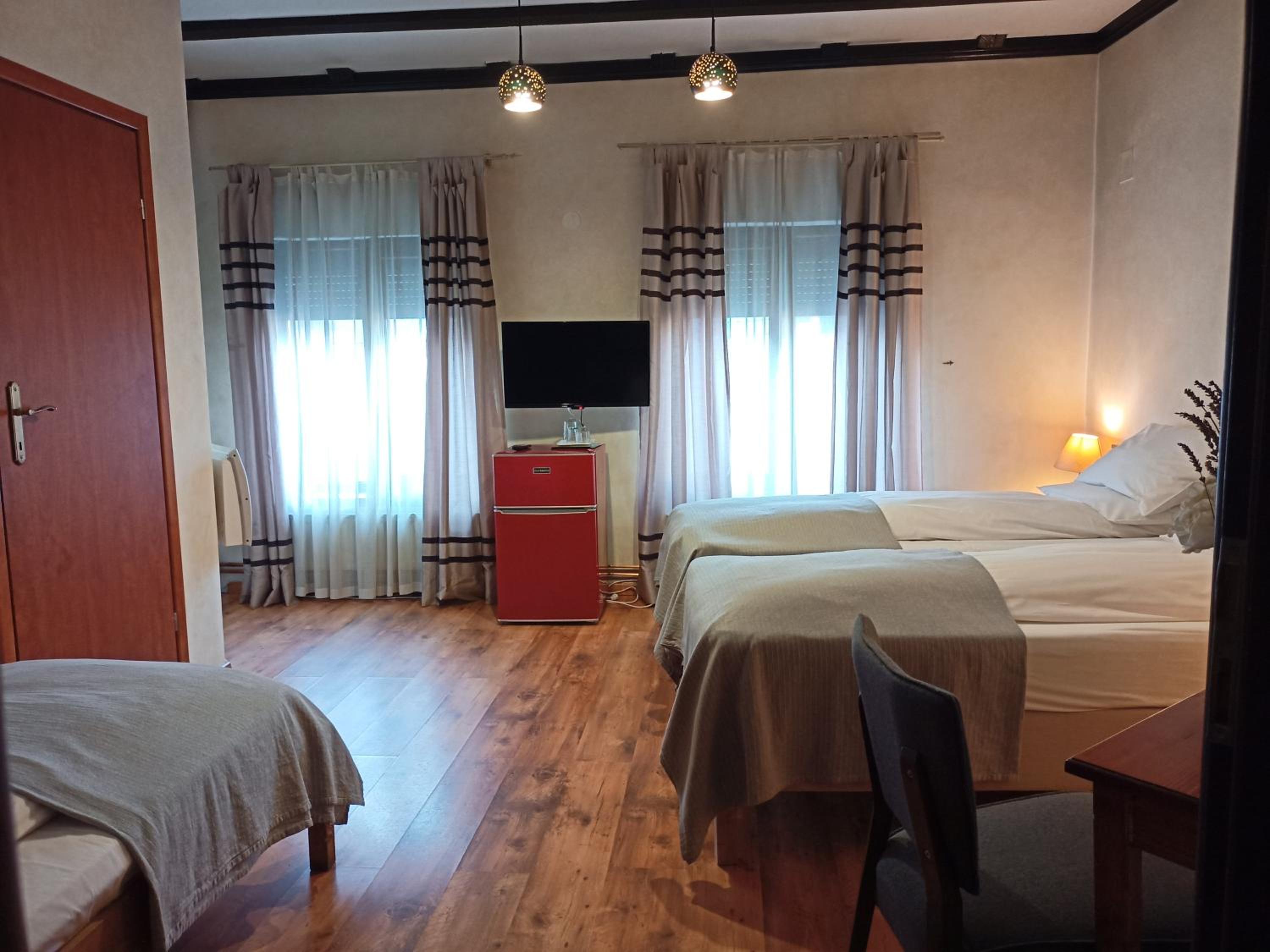 Economy Triple Room - Photo 11