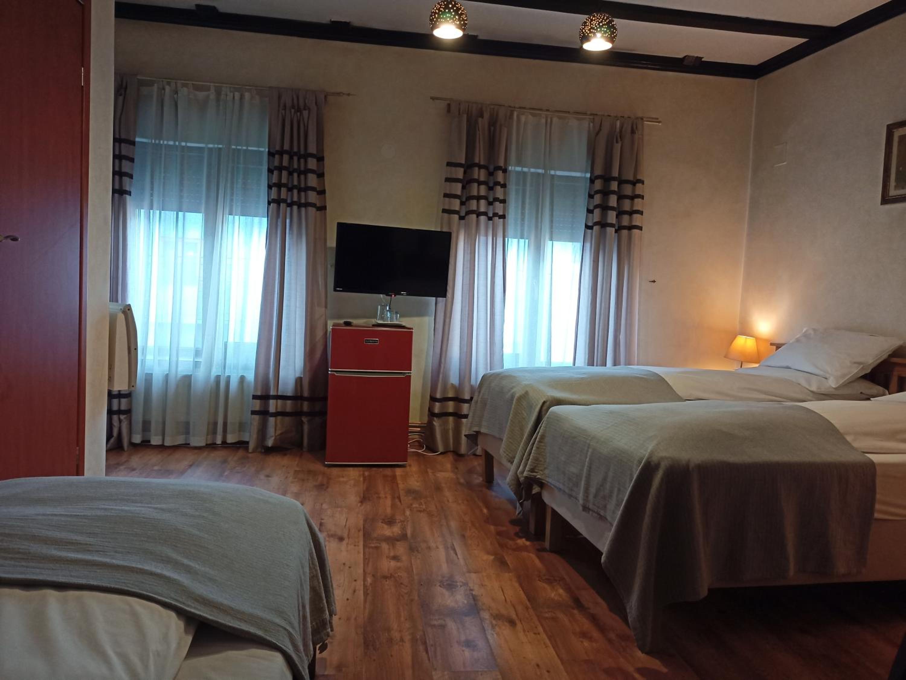 Economy Triple Room - Photo 2