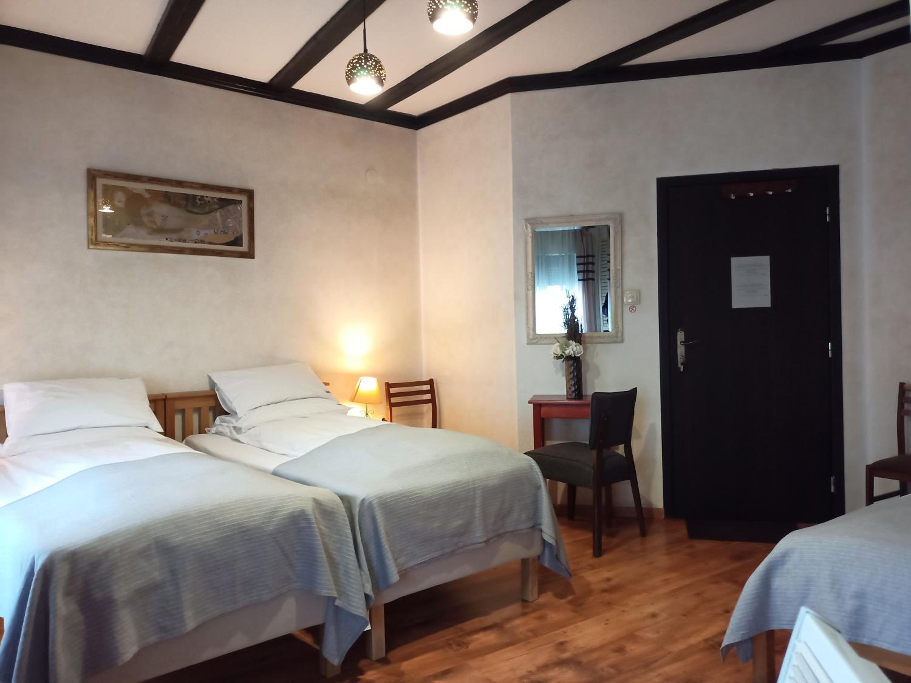 Economy Triple Room - Photo 3