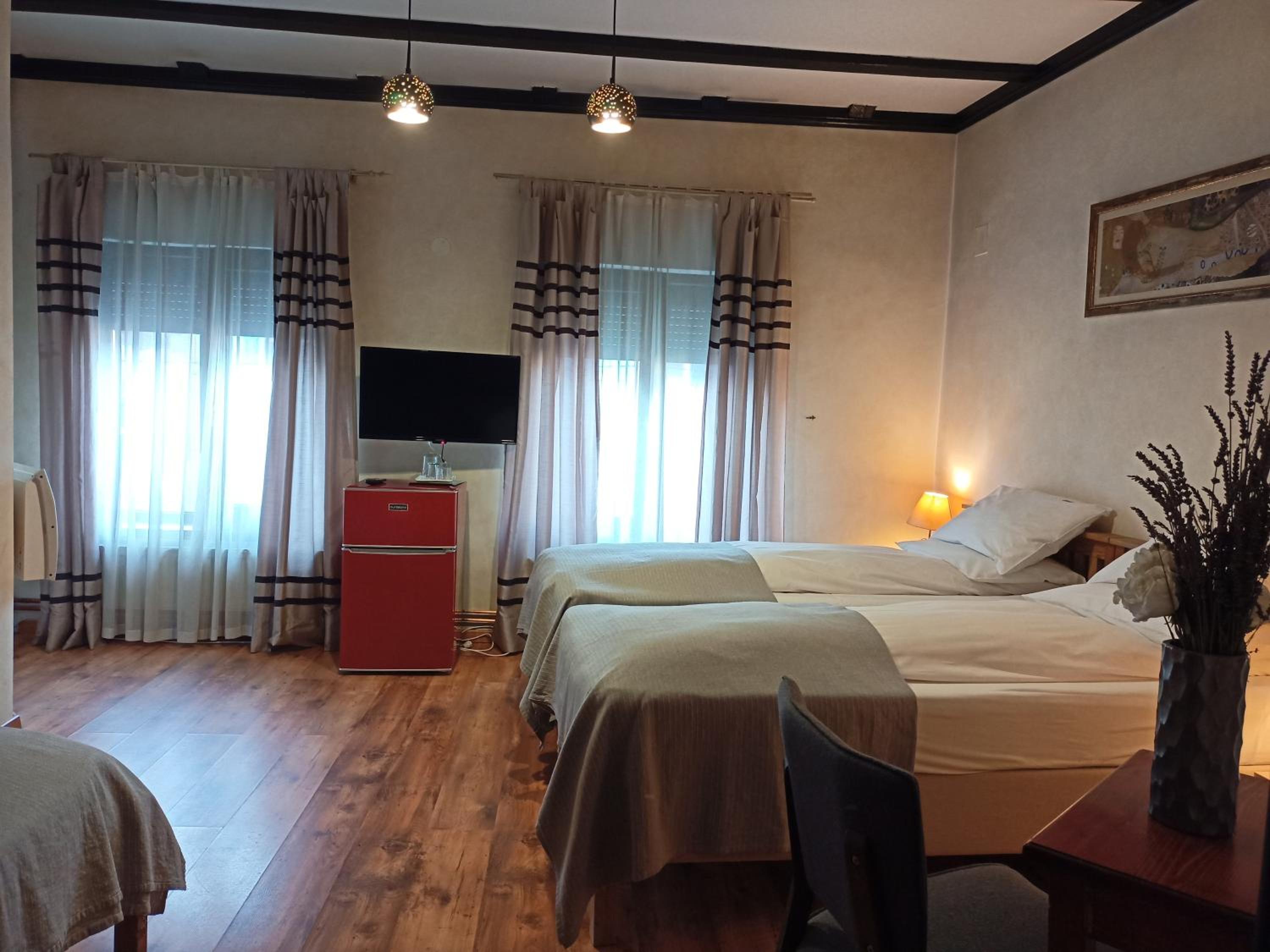 Economy Triple Room - Photo 4