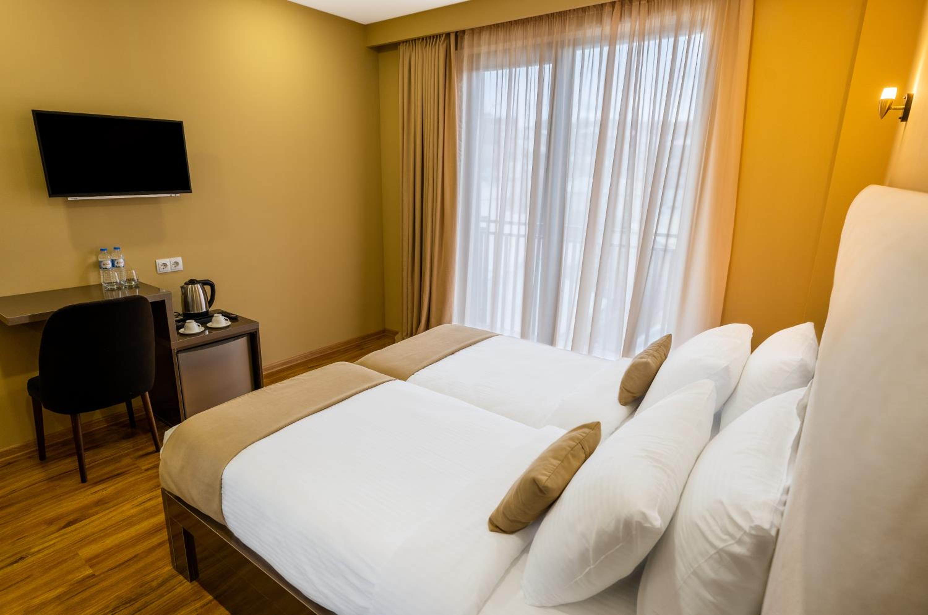 Double or Twin Room with City View - Photo 2