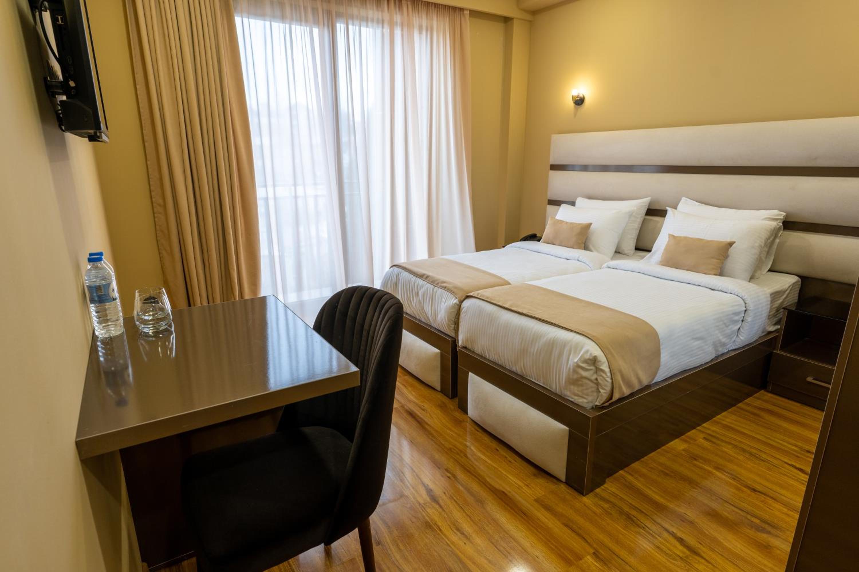 Double or Twin Room with City View - Photo 3