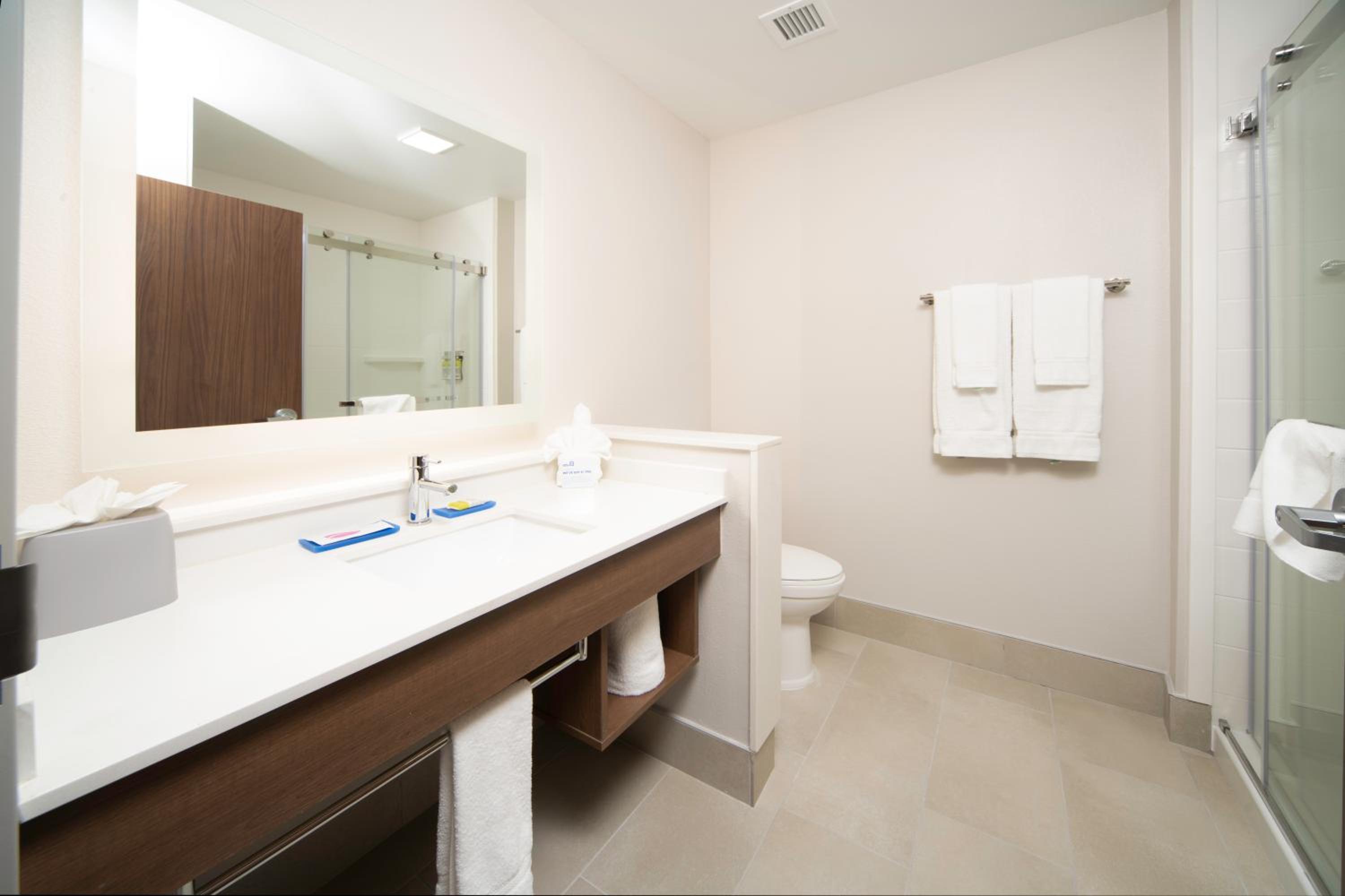 Standard King Room - Photo 4