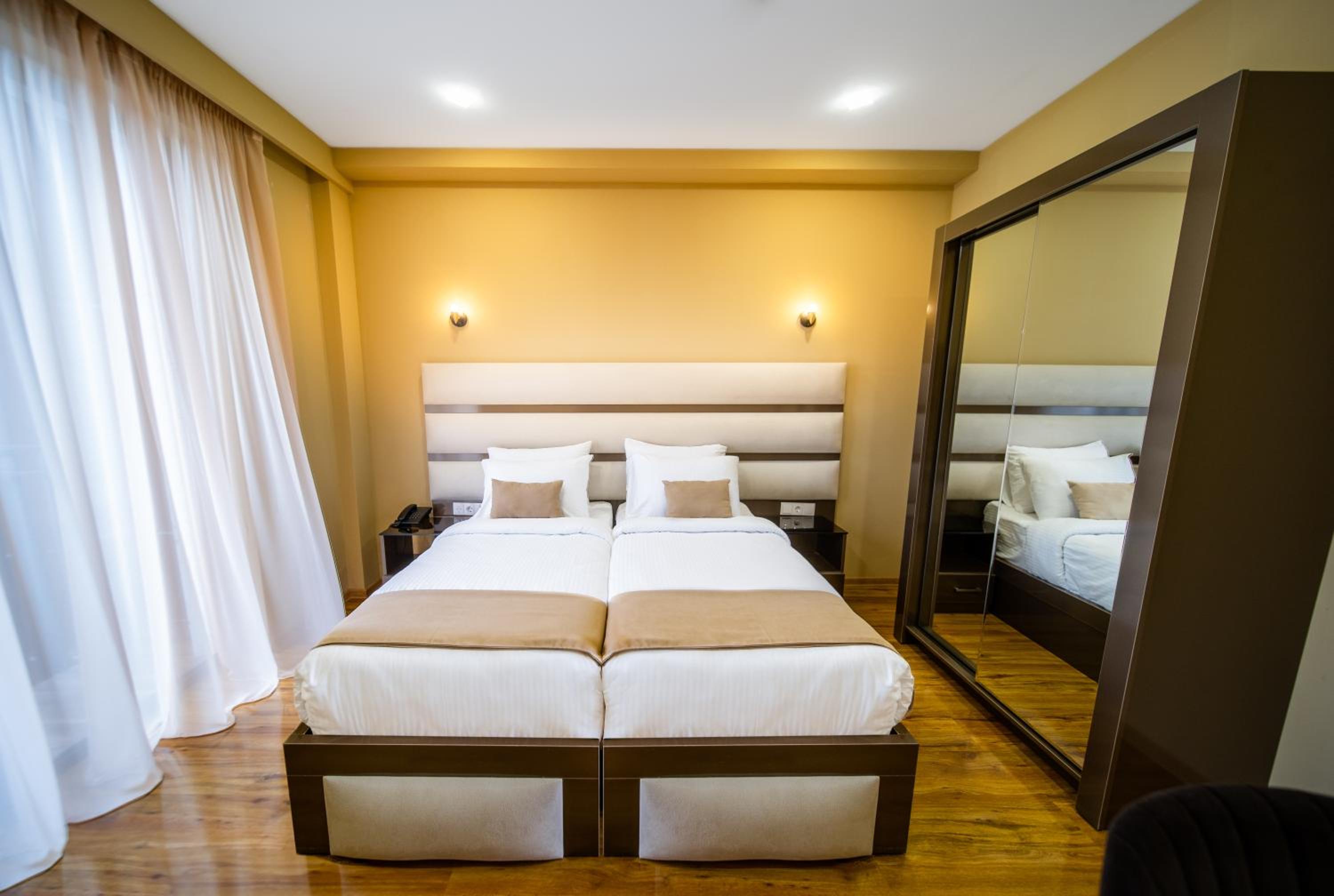 Standard Double or Twin Room - Photo 5