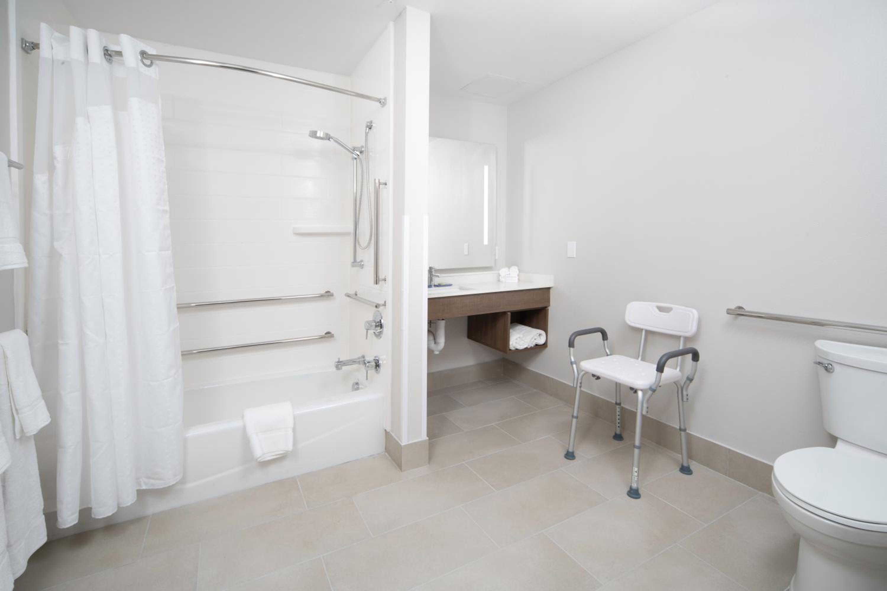 Standard Queen Room with Two Queen Beds - Communications Accessible - Photo 2