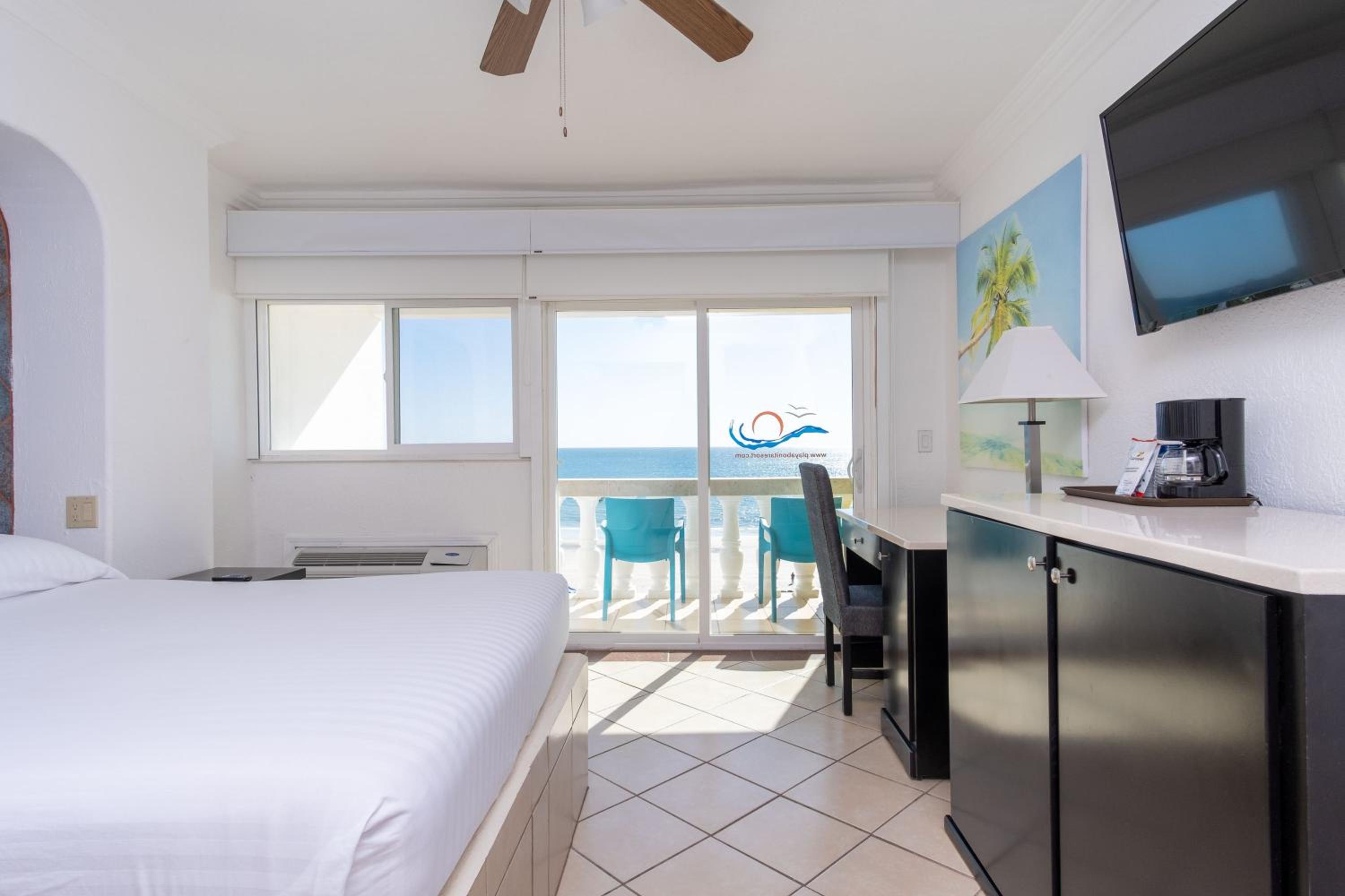 Queen Room with Sea View - Photo 4