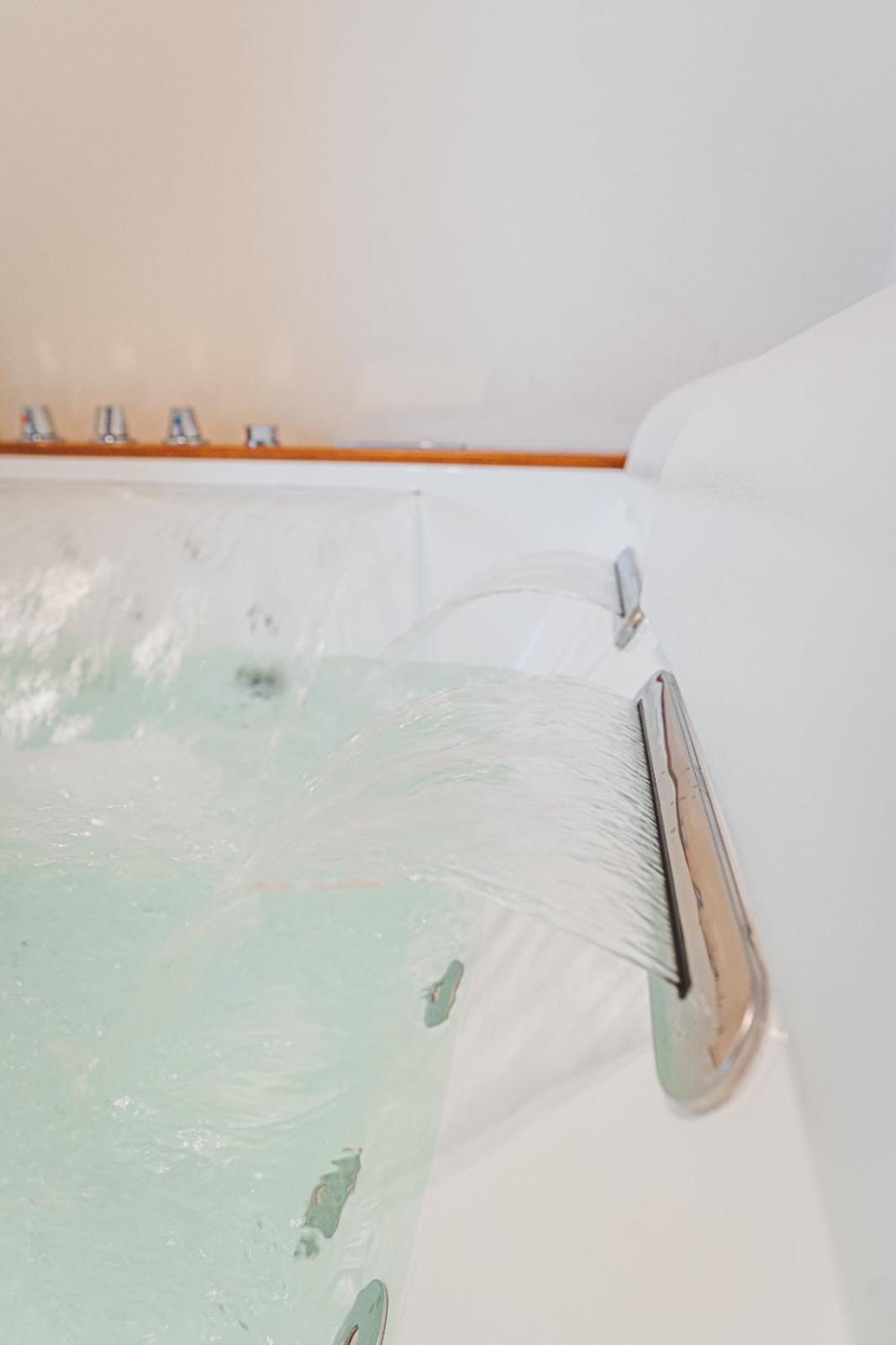 Suite with Hot Tub - Photo 9