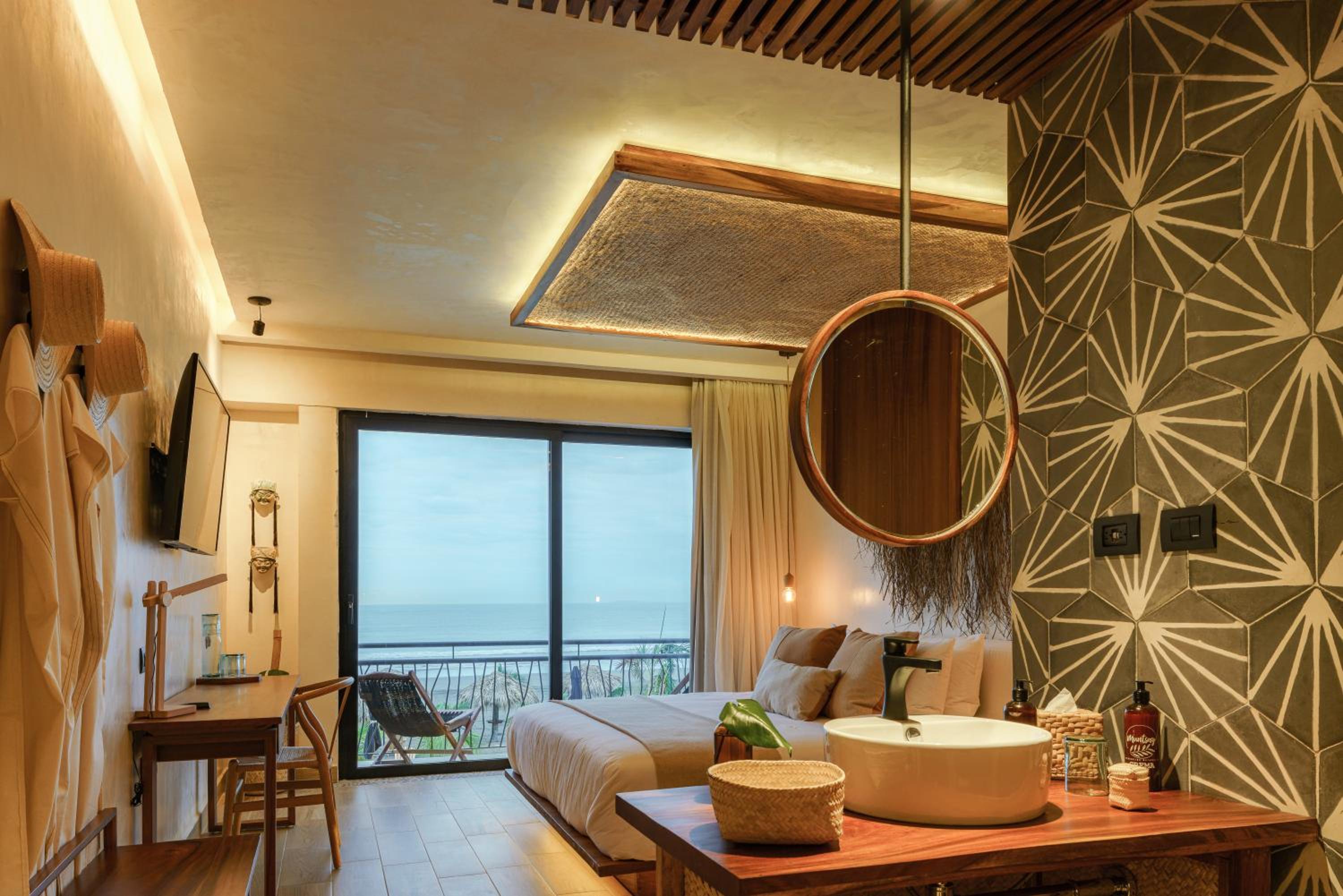Queen Room with Sea View - Photo 3