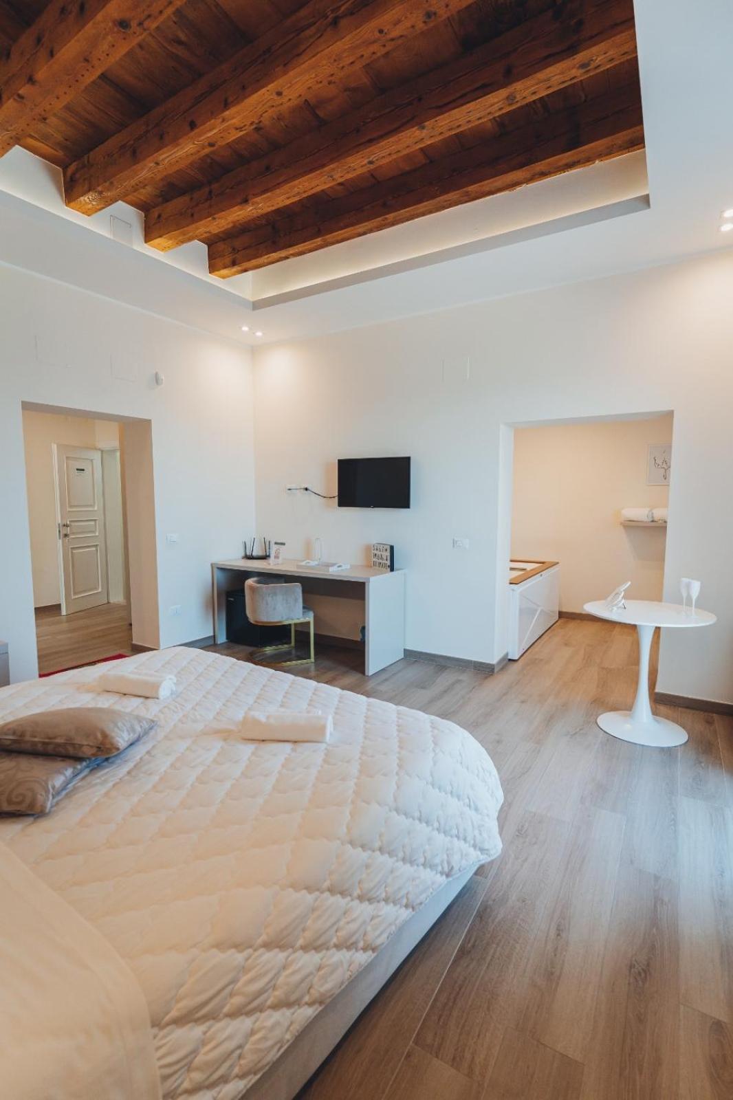 Suite with Hot Tub - Photo 19