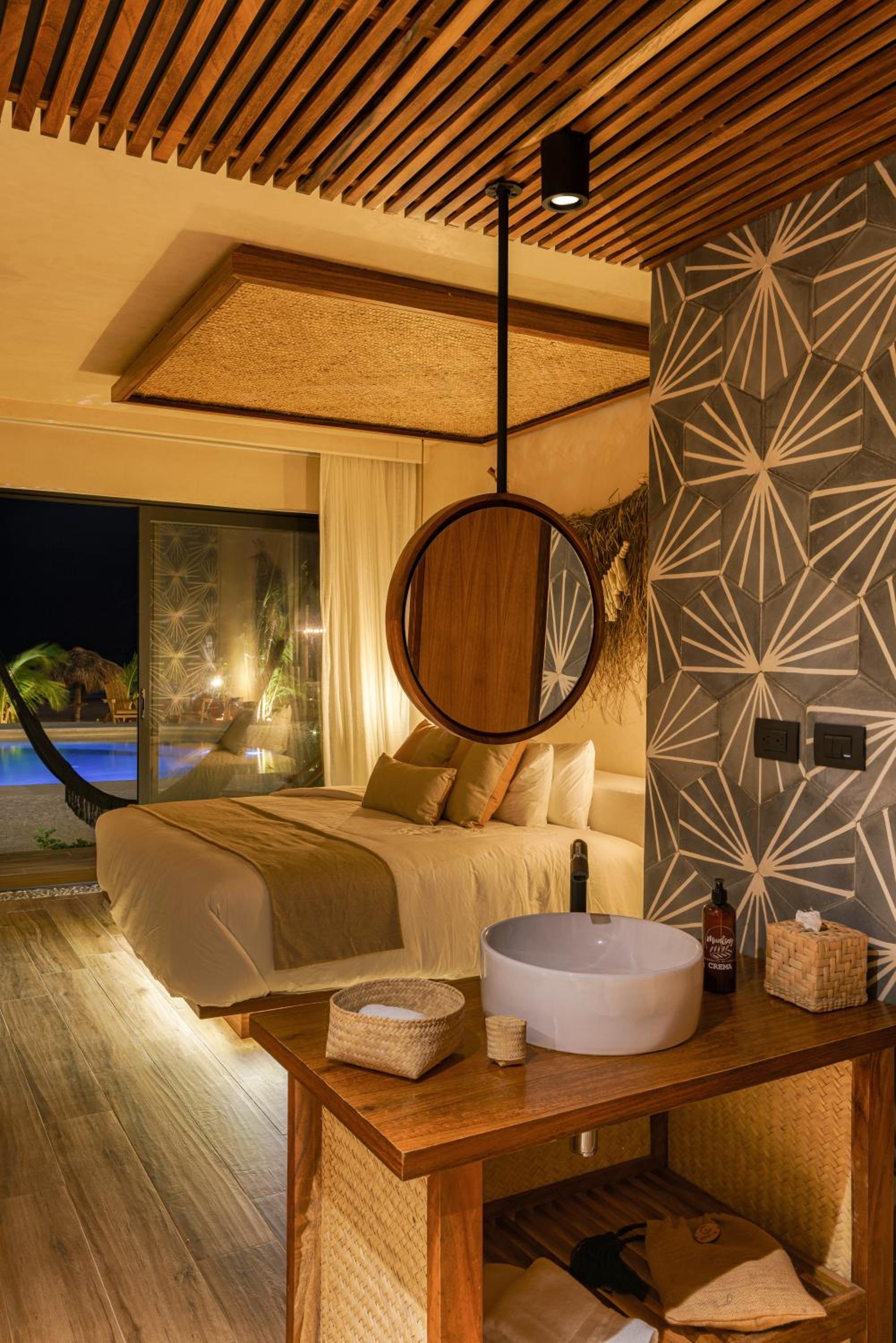 Queen Room with Sea View - Photo 2