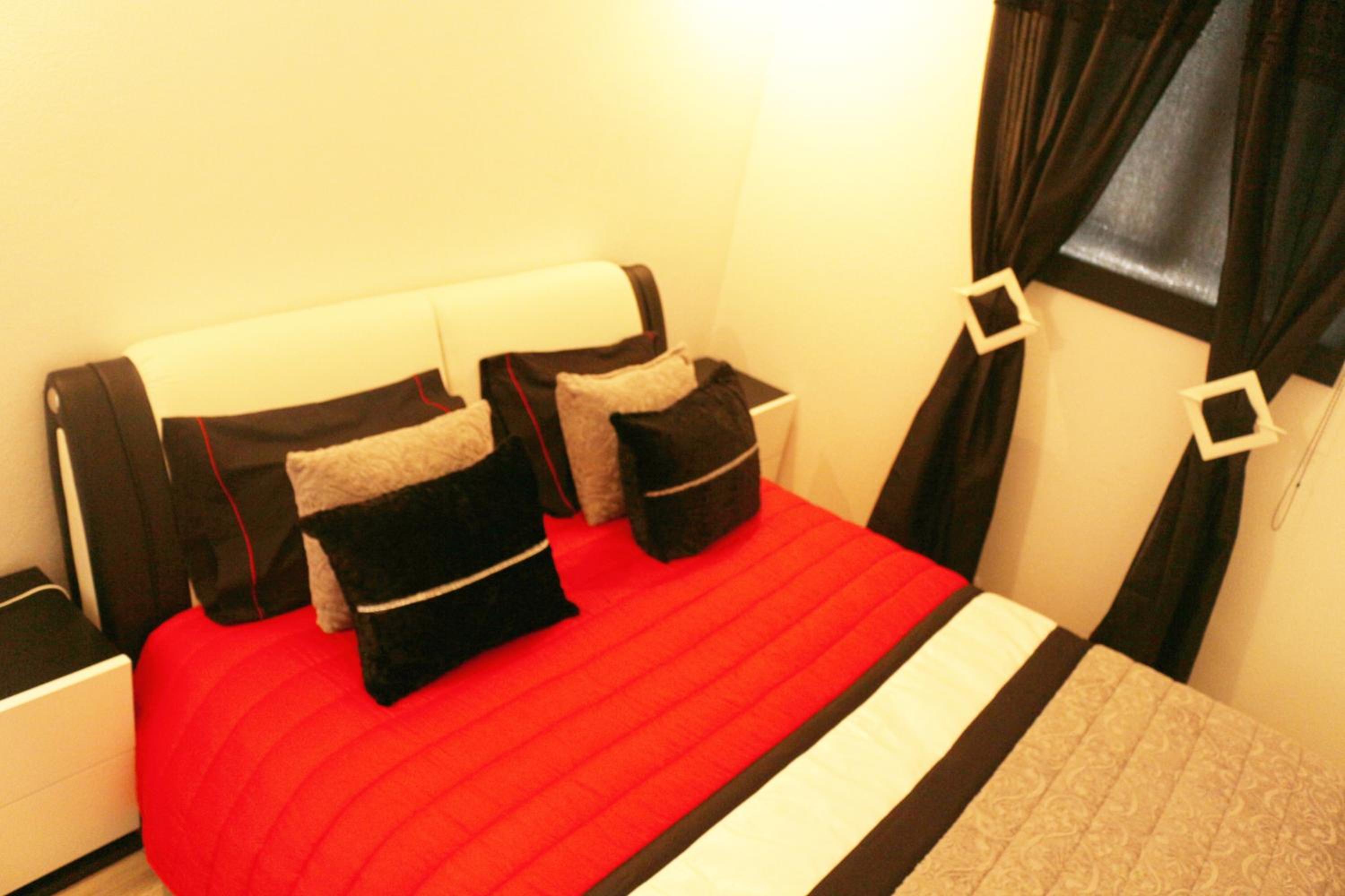 One-Bedroom Apartment - Photo 1