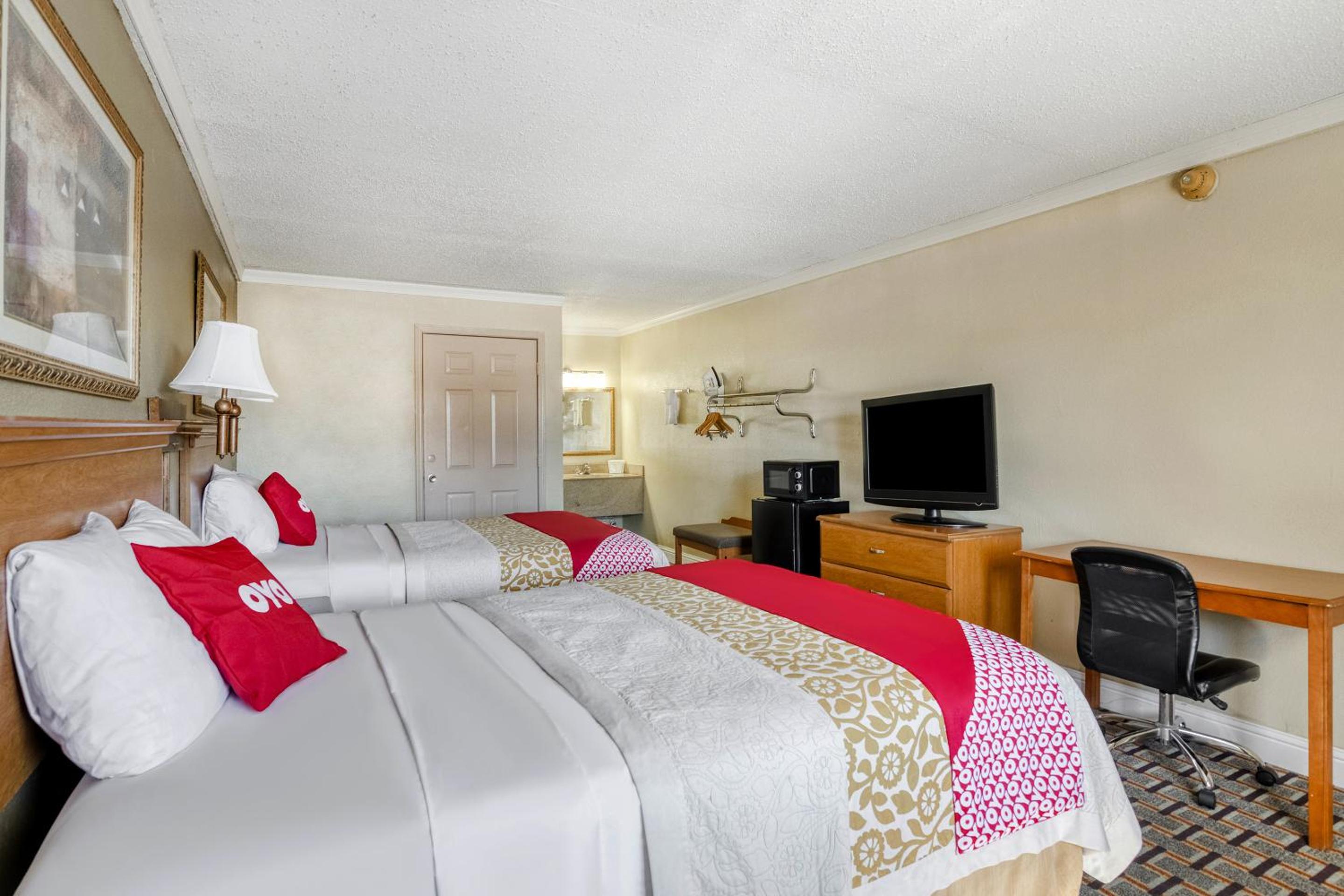 Queen Room with Two Queen Beds photo 3
