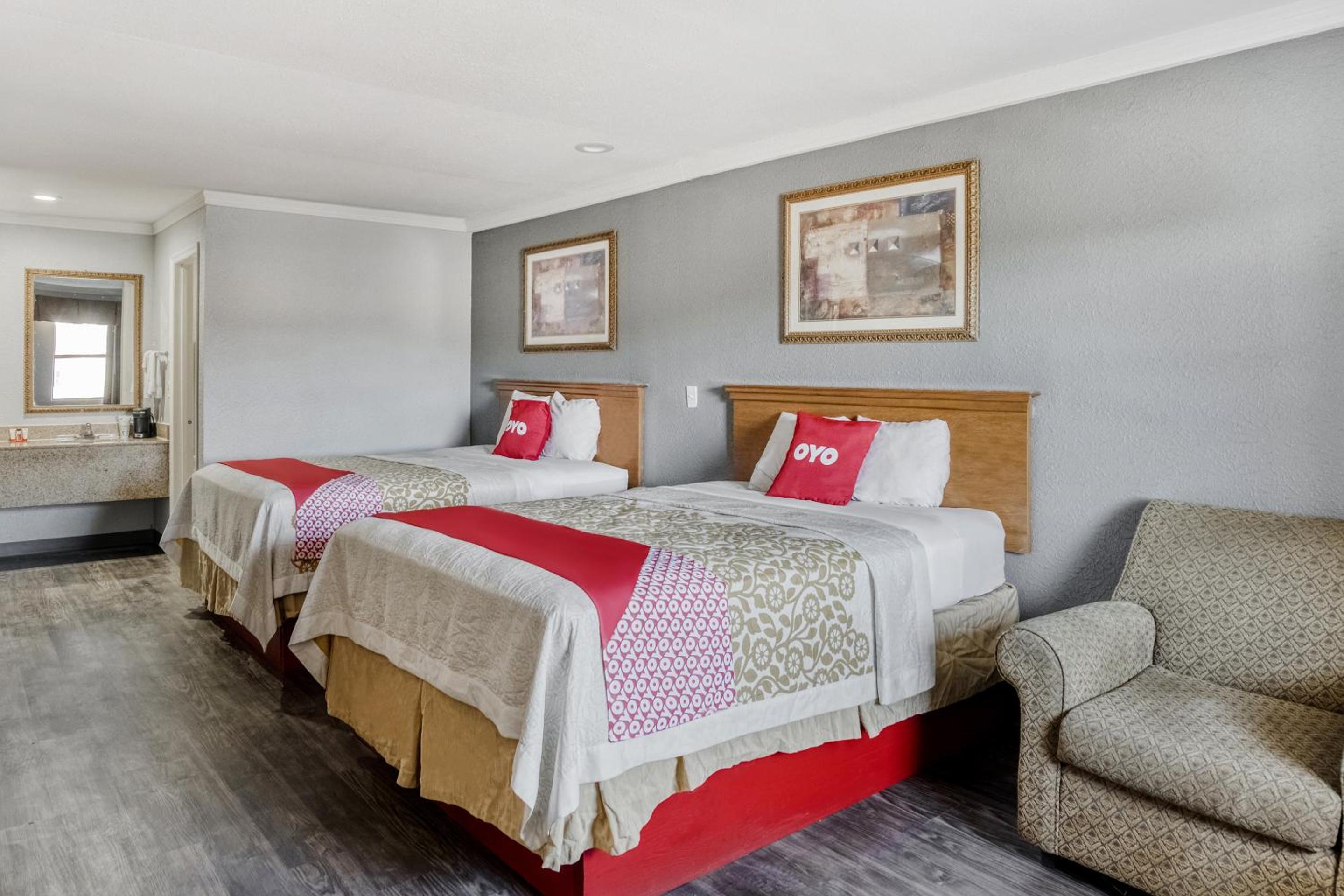 Queen Room with Two Queen Beds photo 1
