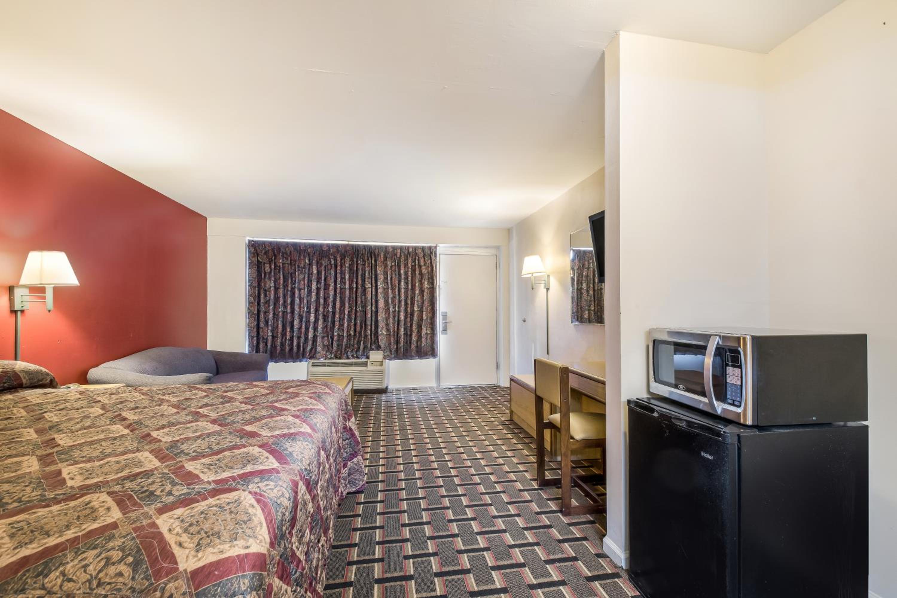 King Room - Non-Smoking - Photo 3