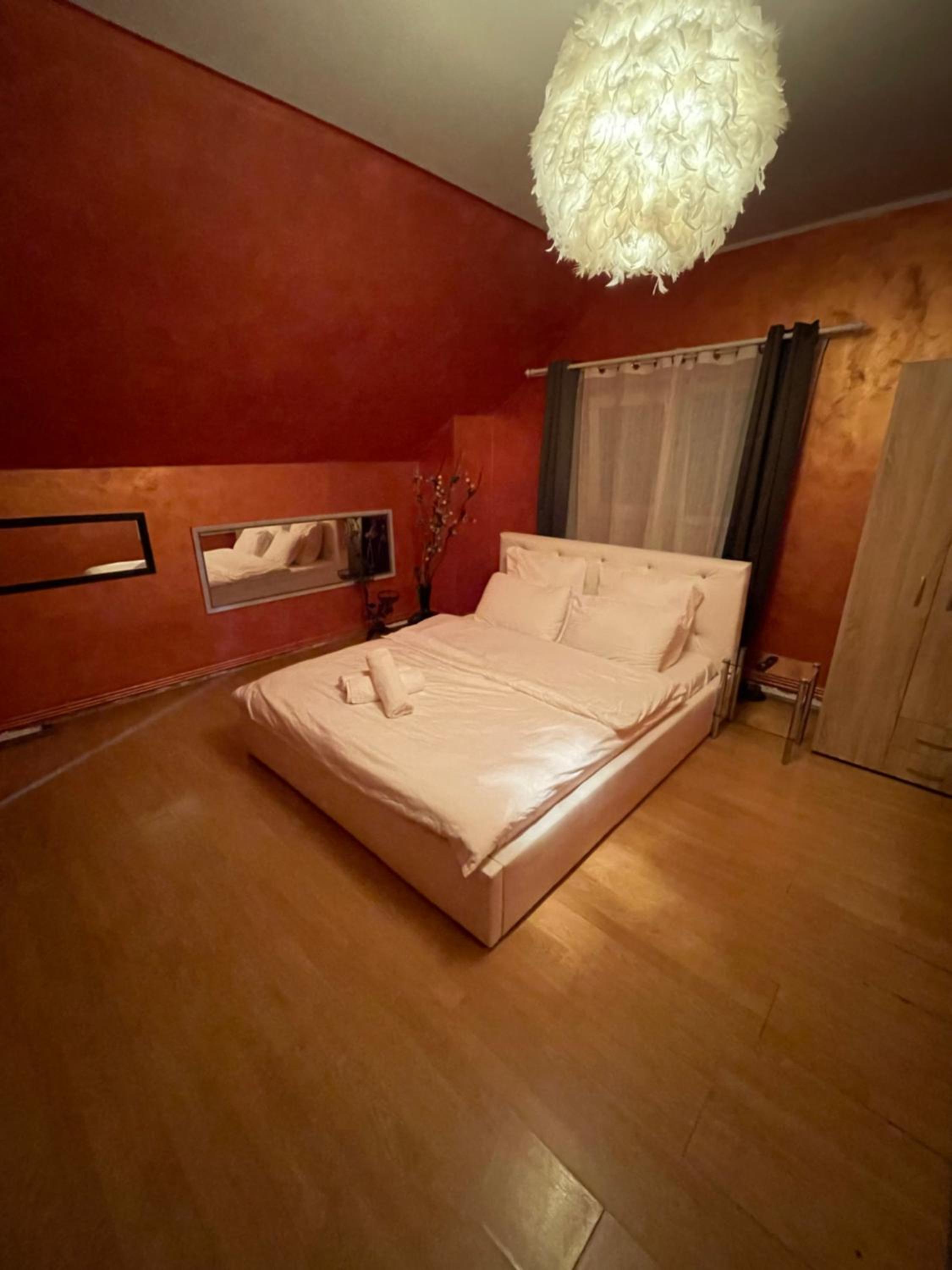 Deluxe Double Room (2 Adults + 1 Child) - Photo 1