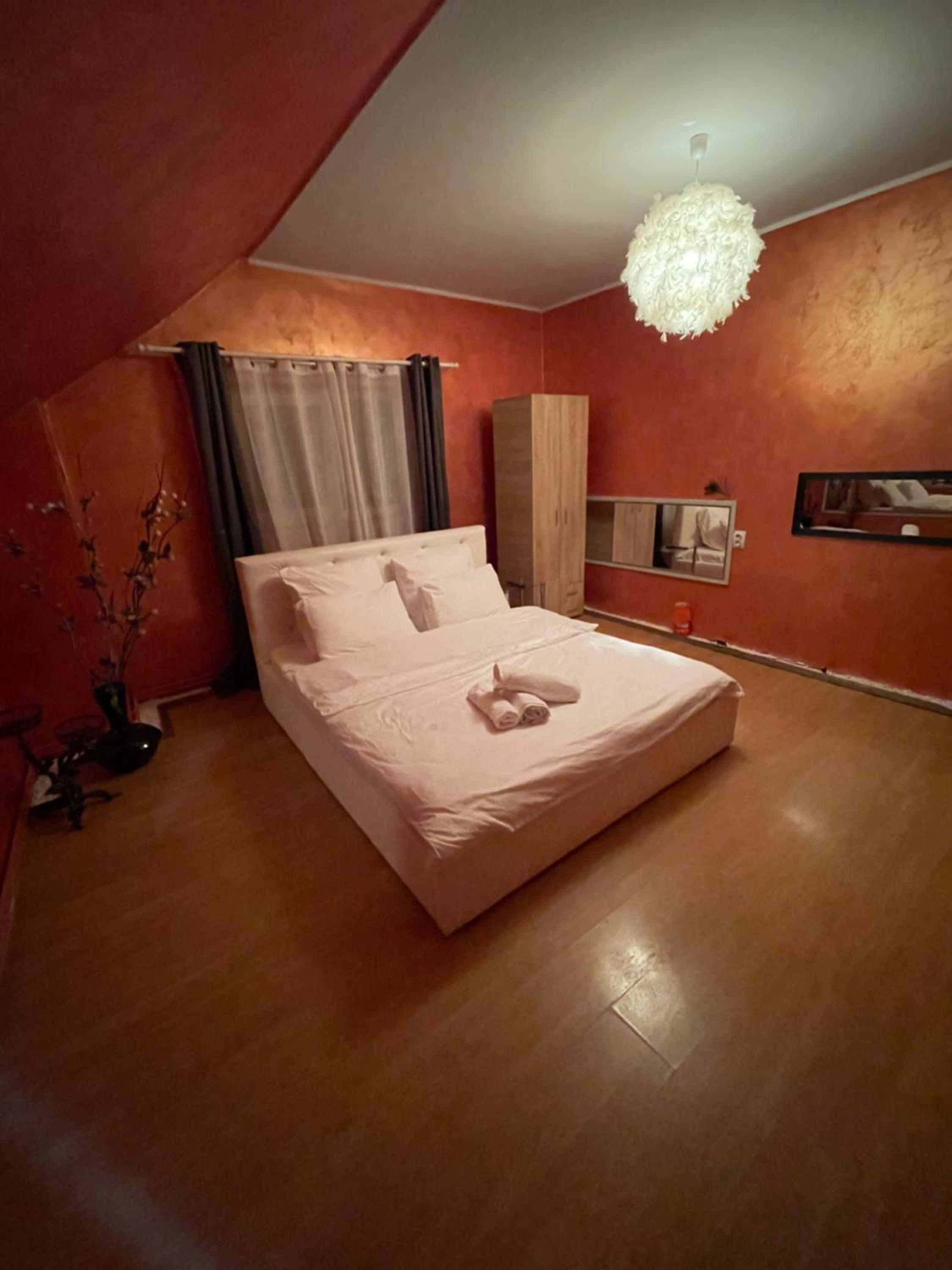 Deluxe Double Room (2 Adults + 1 Child) - Photo 4