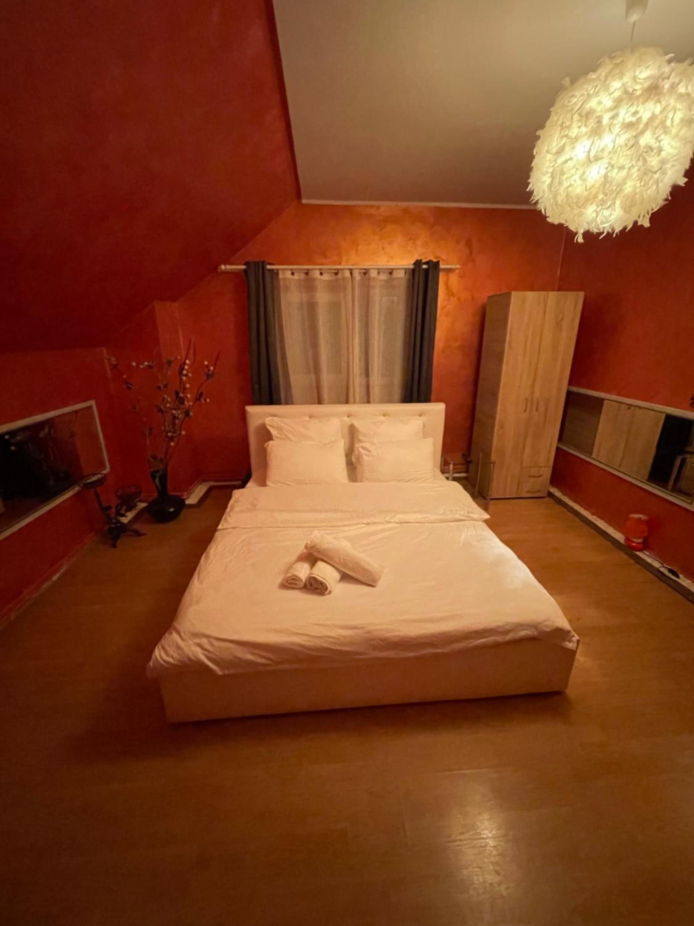 Deluxe Double Room (2 Adults + 1 Child) - Photo 3