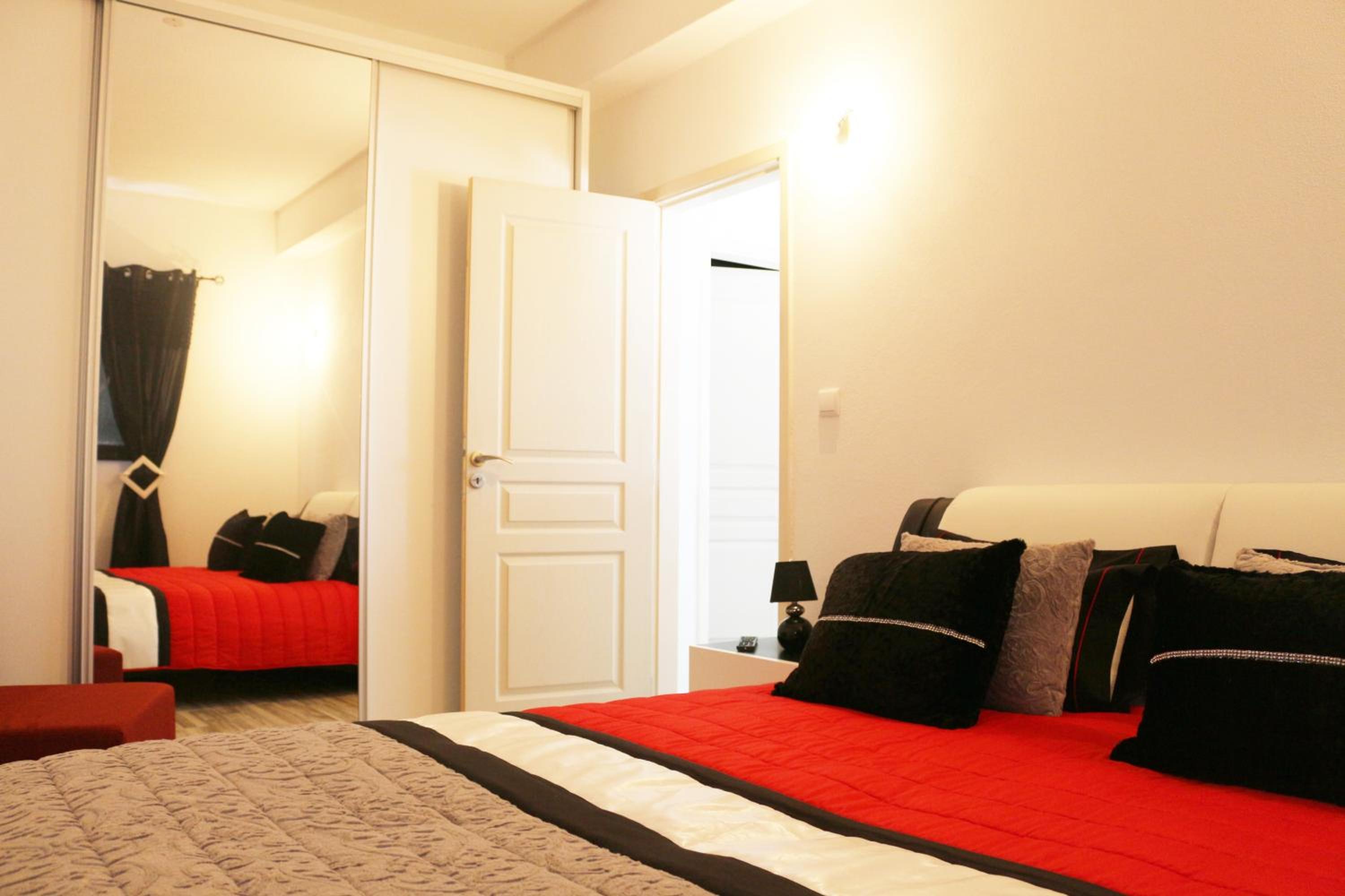One-Bedroom Apartment - Photo 3