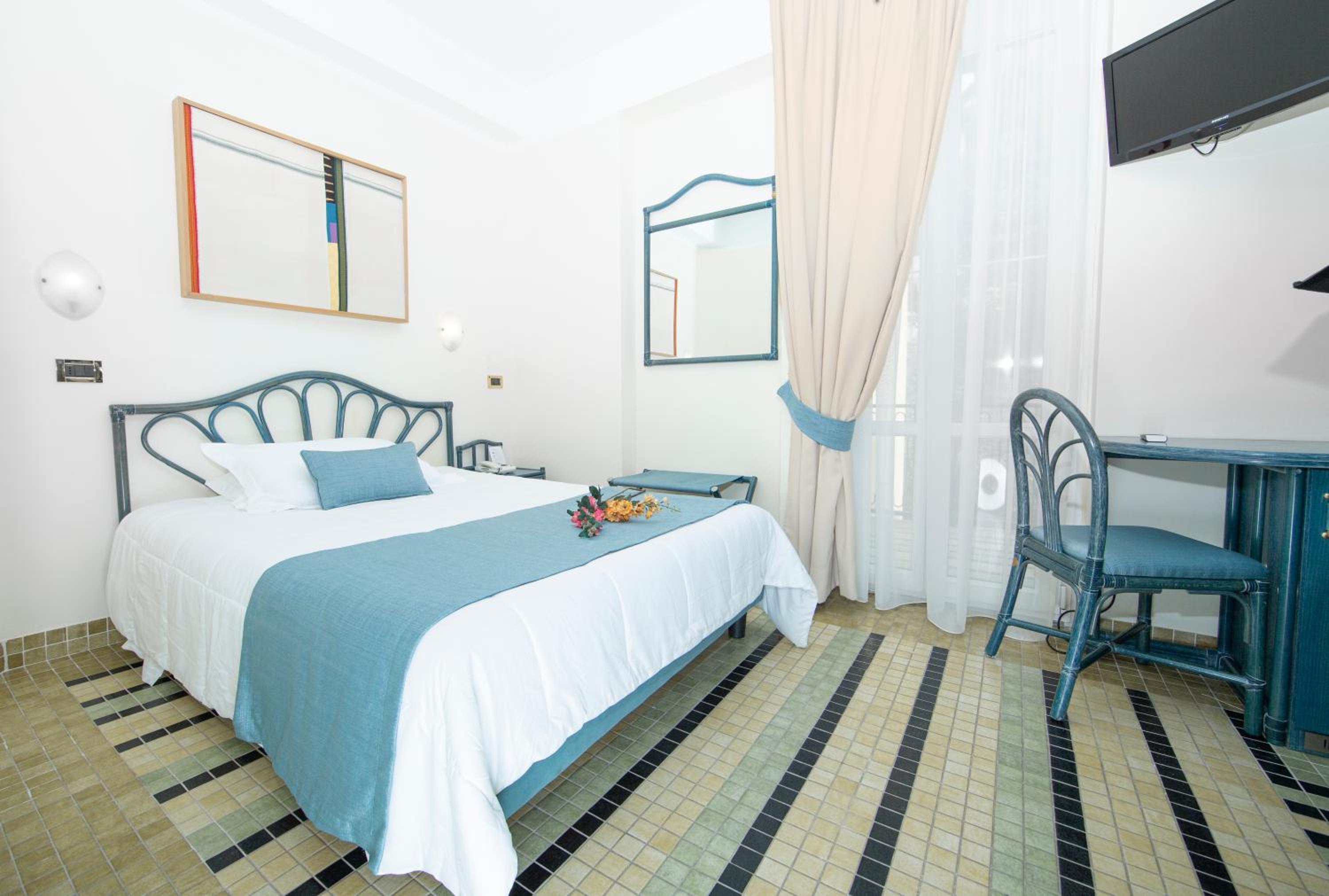 Double or Twin Room - Photo 5