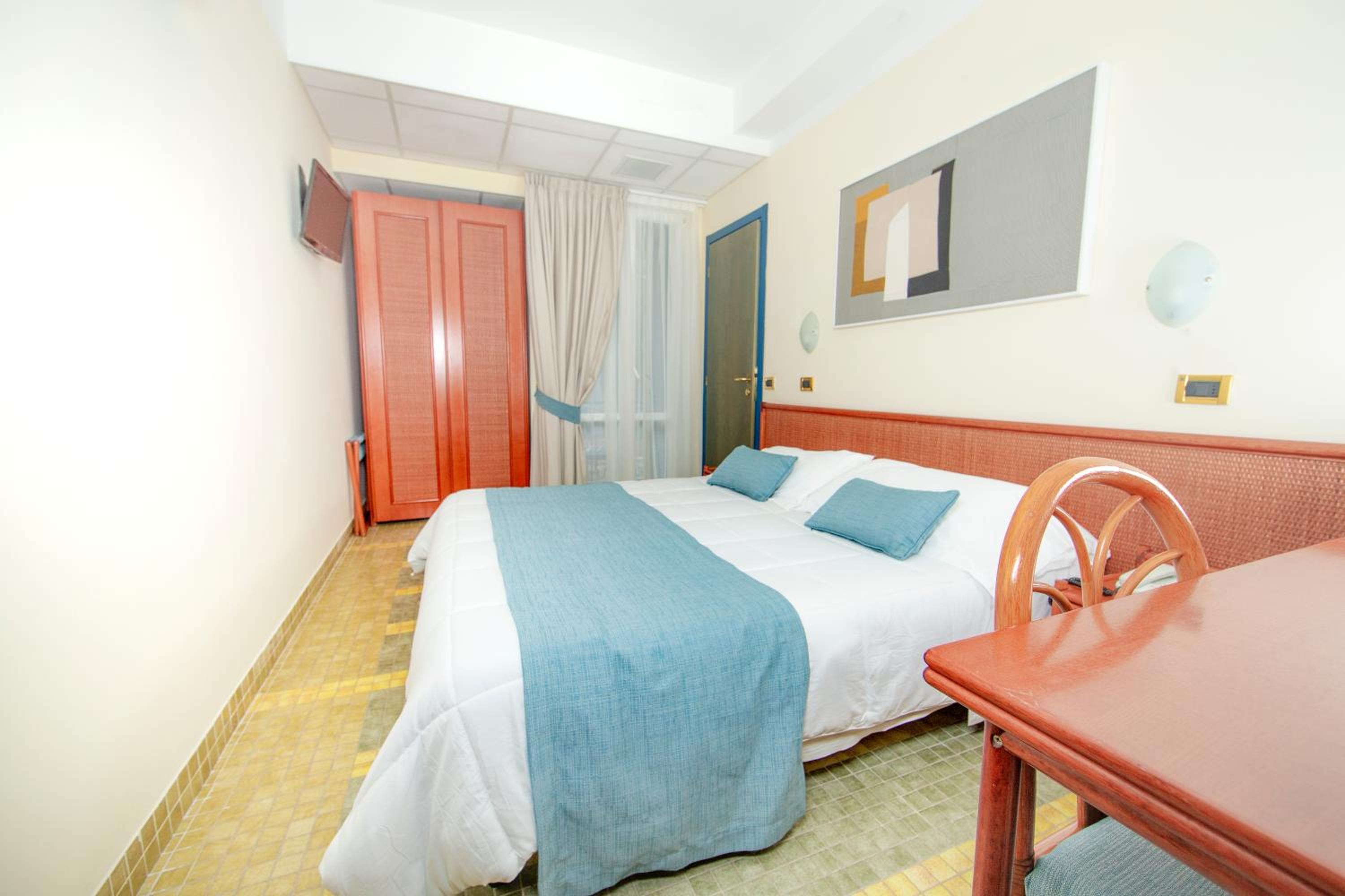 Double or Twin Room - Photo 6