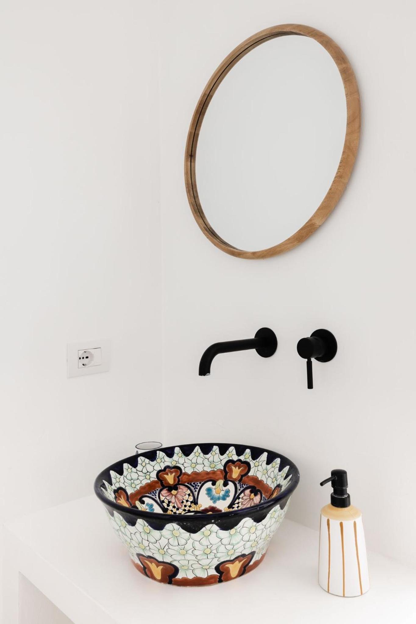 Deluxe Room - Photo 11