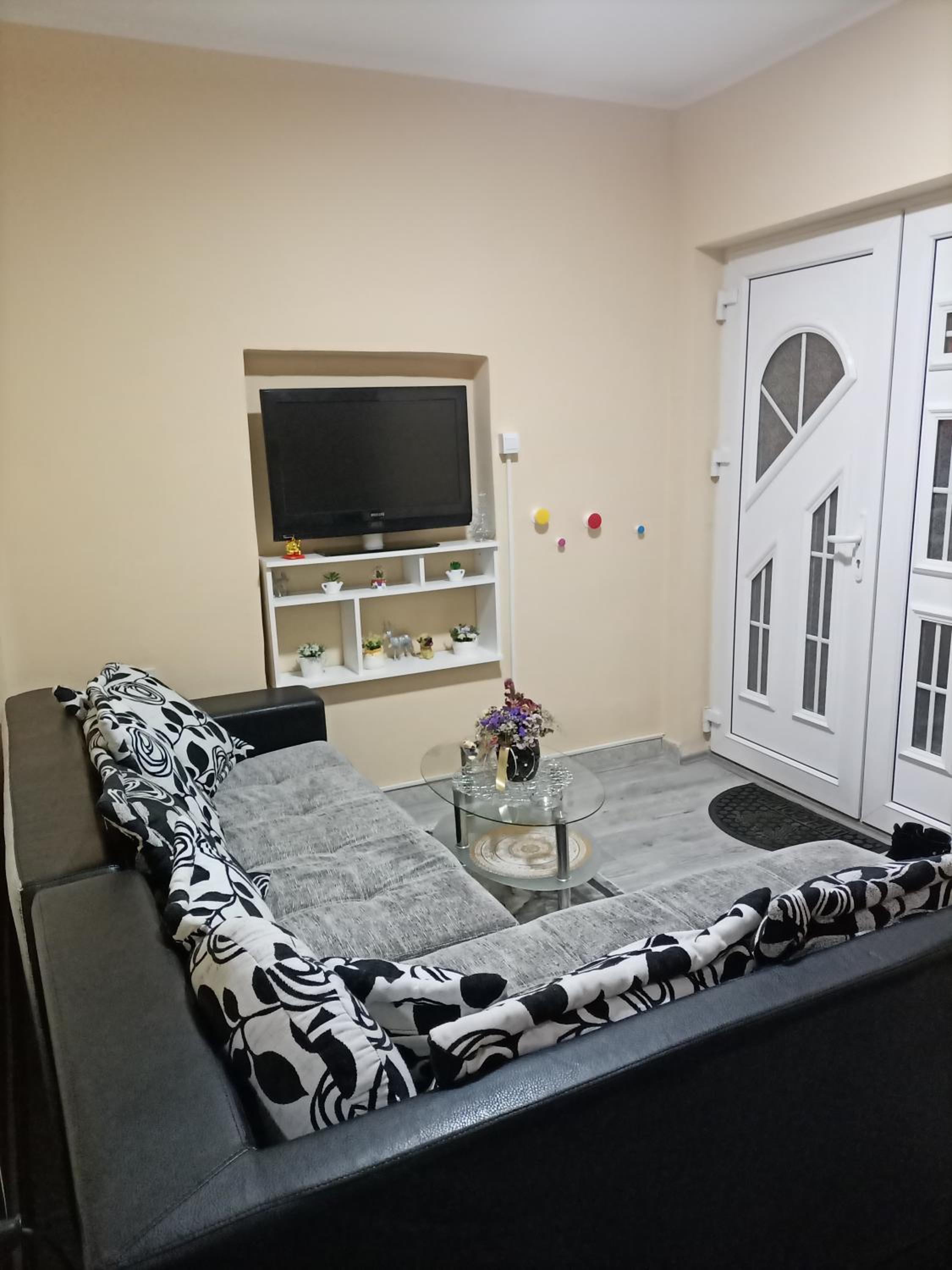 One-Bedroom Apartment photo 2
