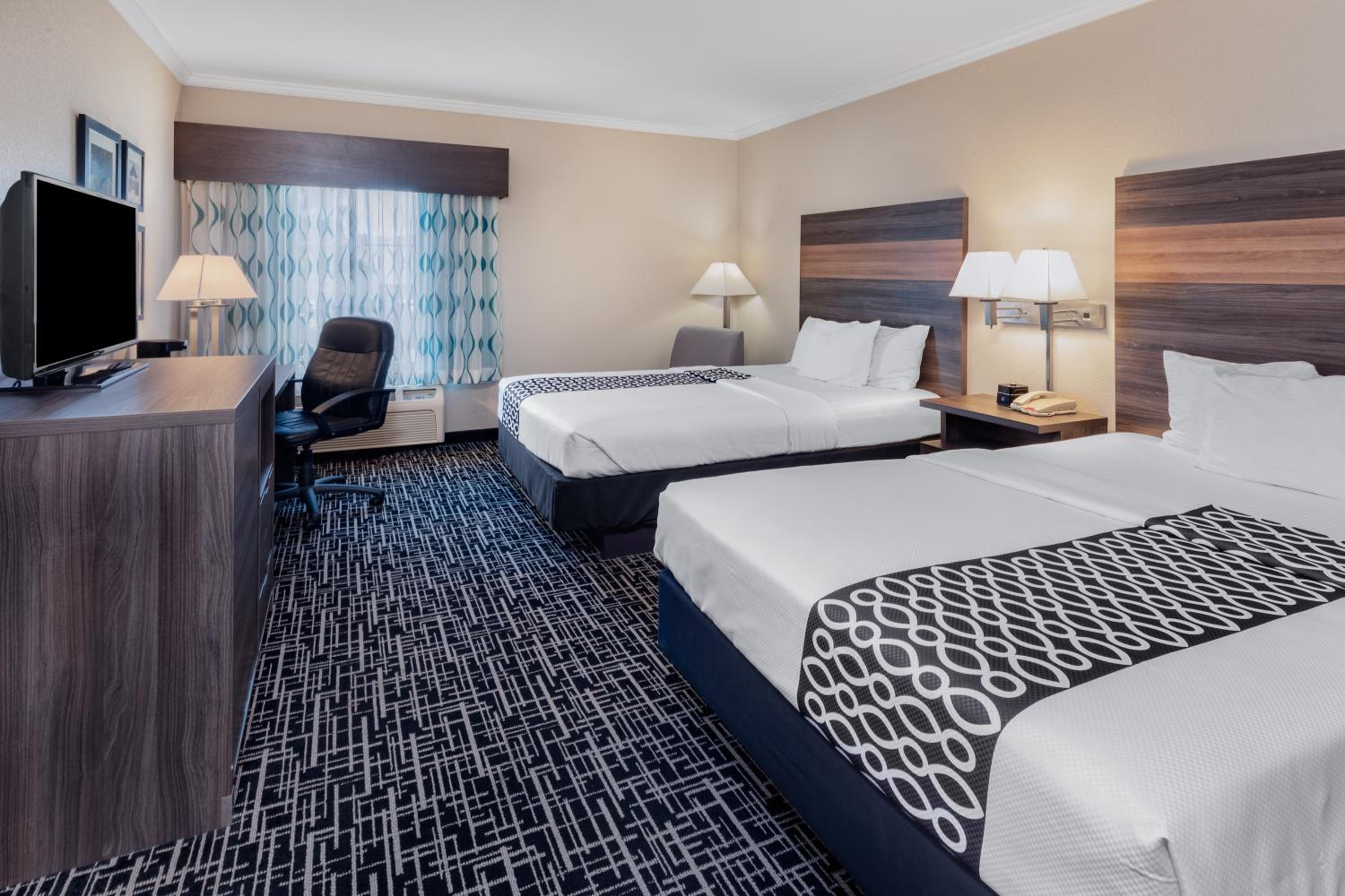 Deluxe Queen Room with Two Queen Beds - Photo 5