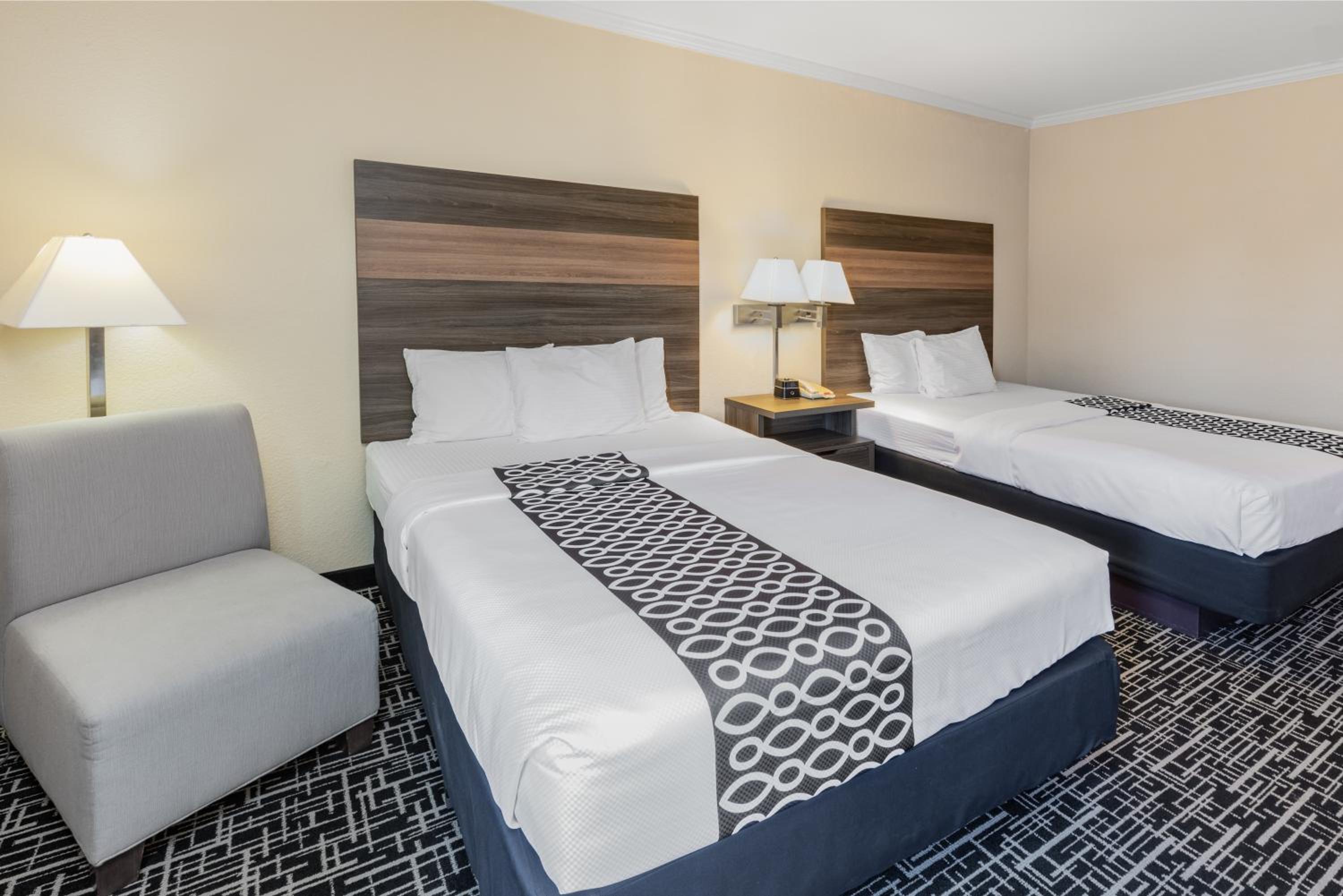 Deluxe Queen Room with Two Queen Beds - Photo 6