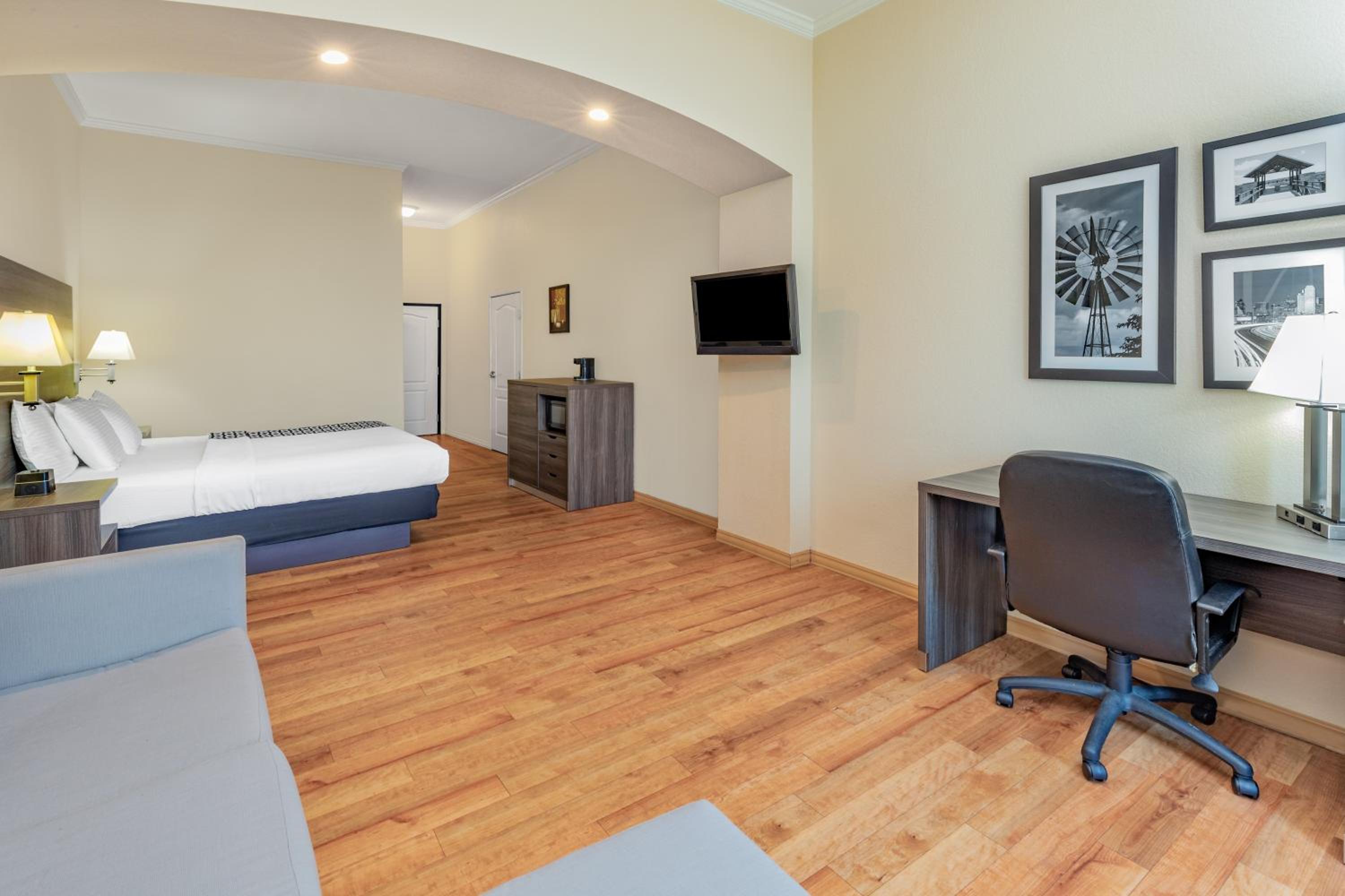 King Room with Bath Tub - Mobility/Hearing Accessible - Non-Smoking - Photo 5