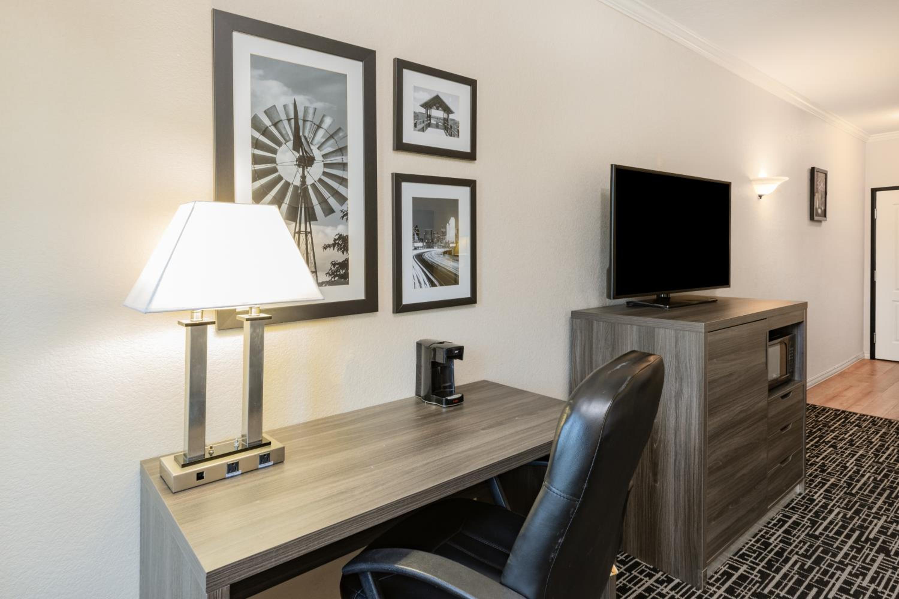 Deluxe King Room - Photo 3