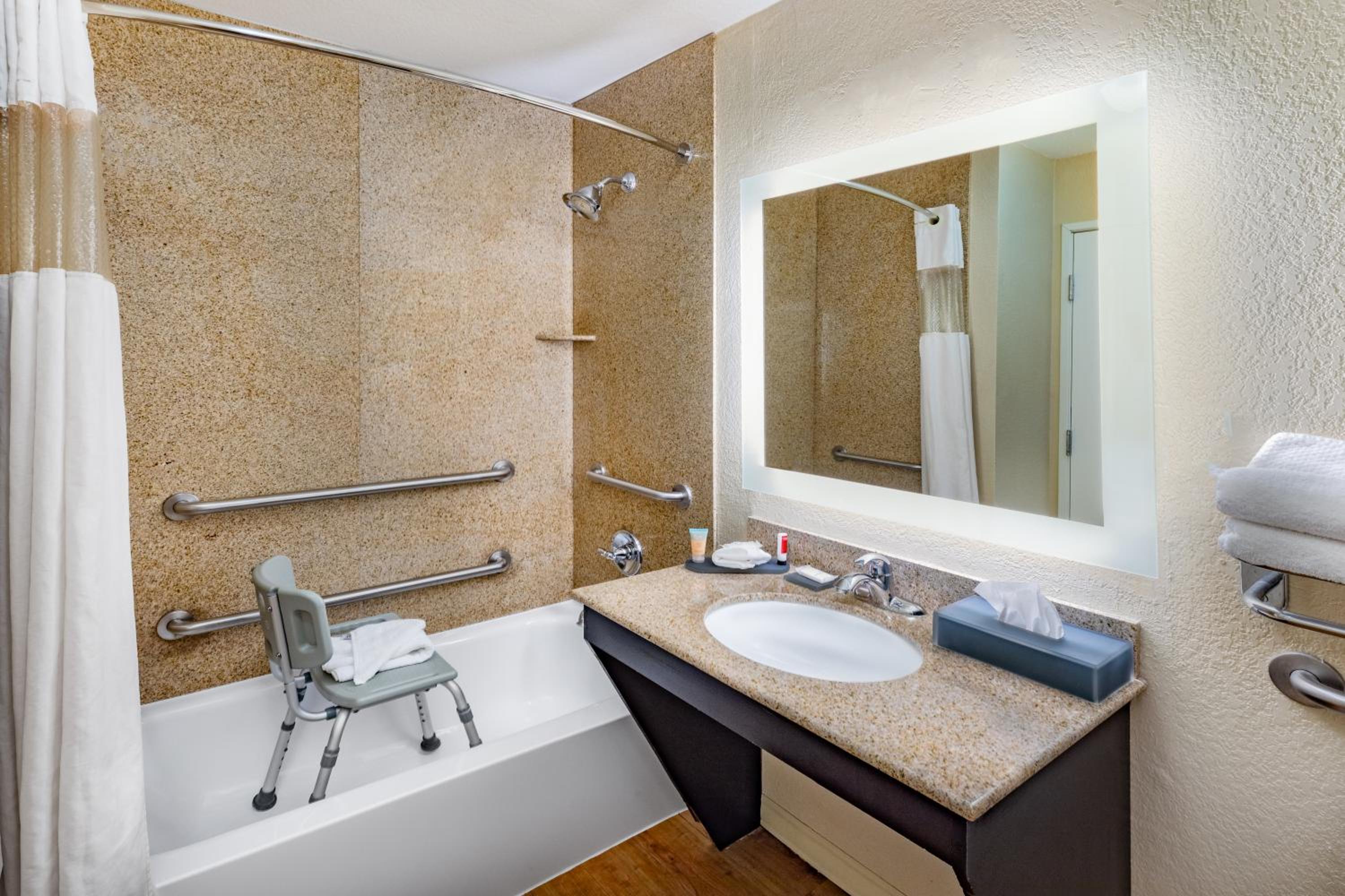 King Room with Bath Tub - Mobility/Hearing Accessible - Non-Smoking - Photo 6