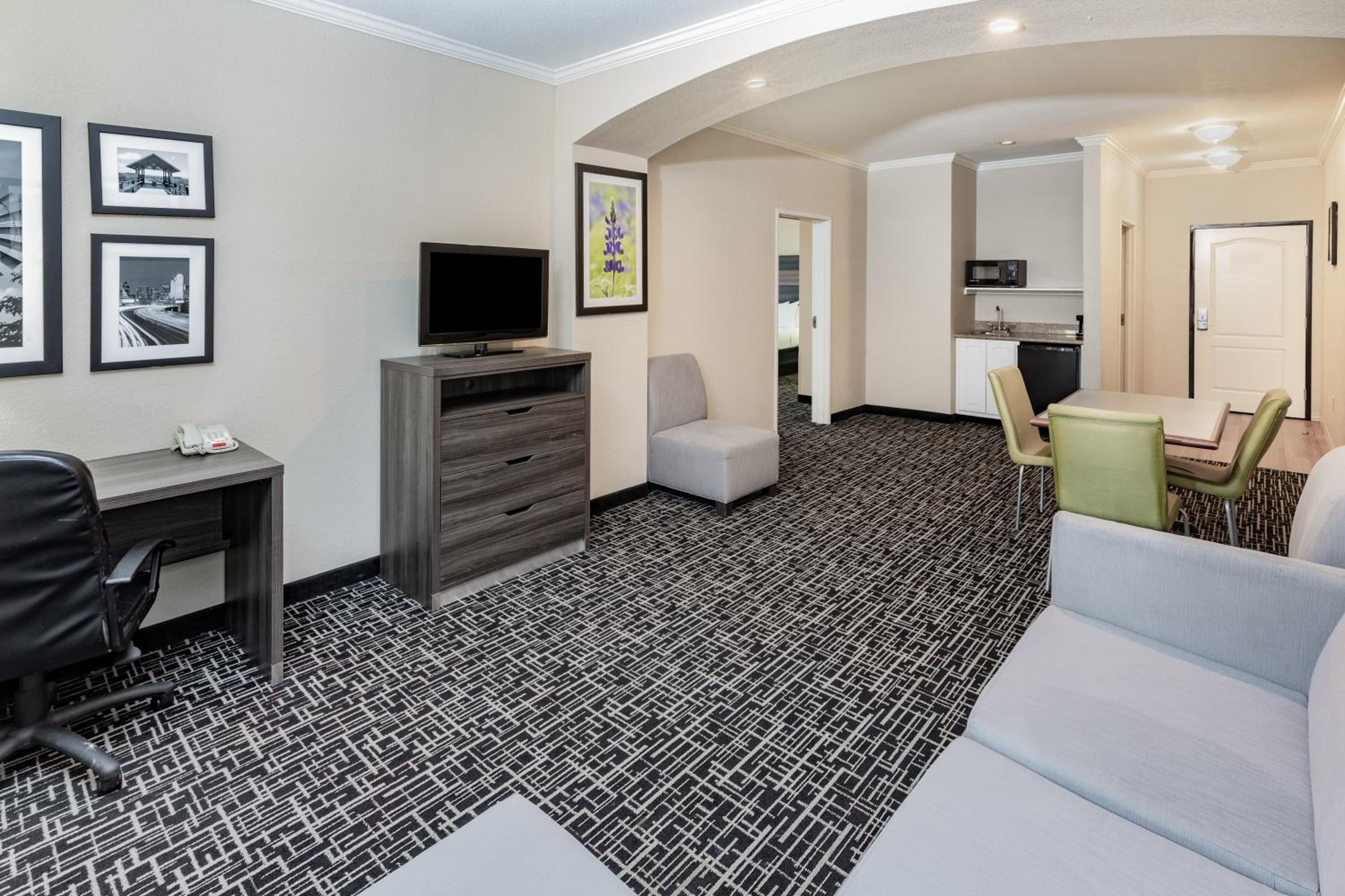Deluxe Family Suite - Non-Smoking - Photo 3