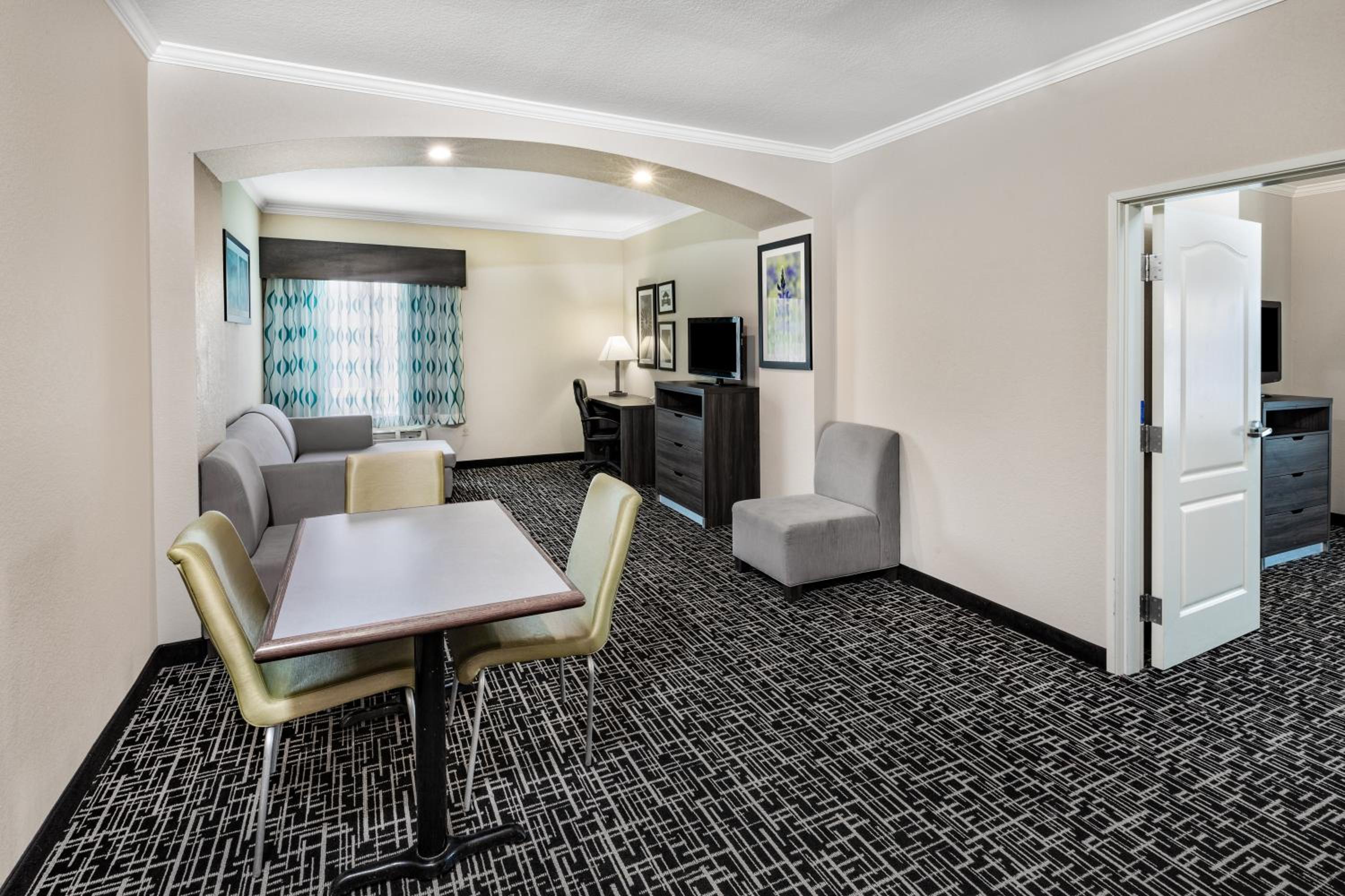 Deluxe Family Suite - Non-Smoking - Photo 4
