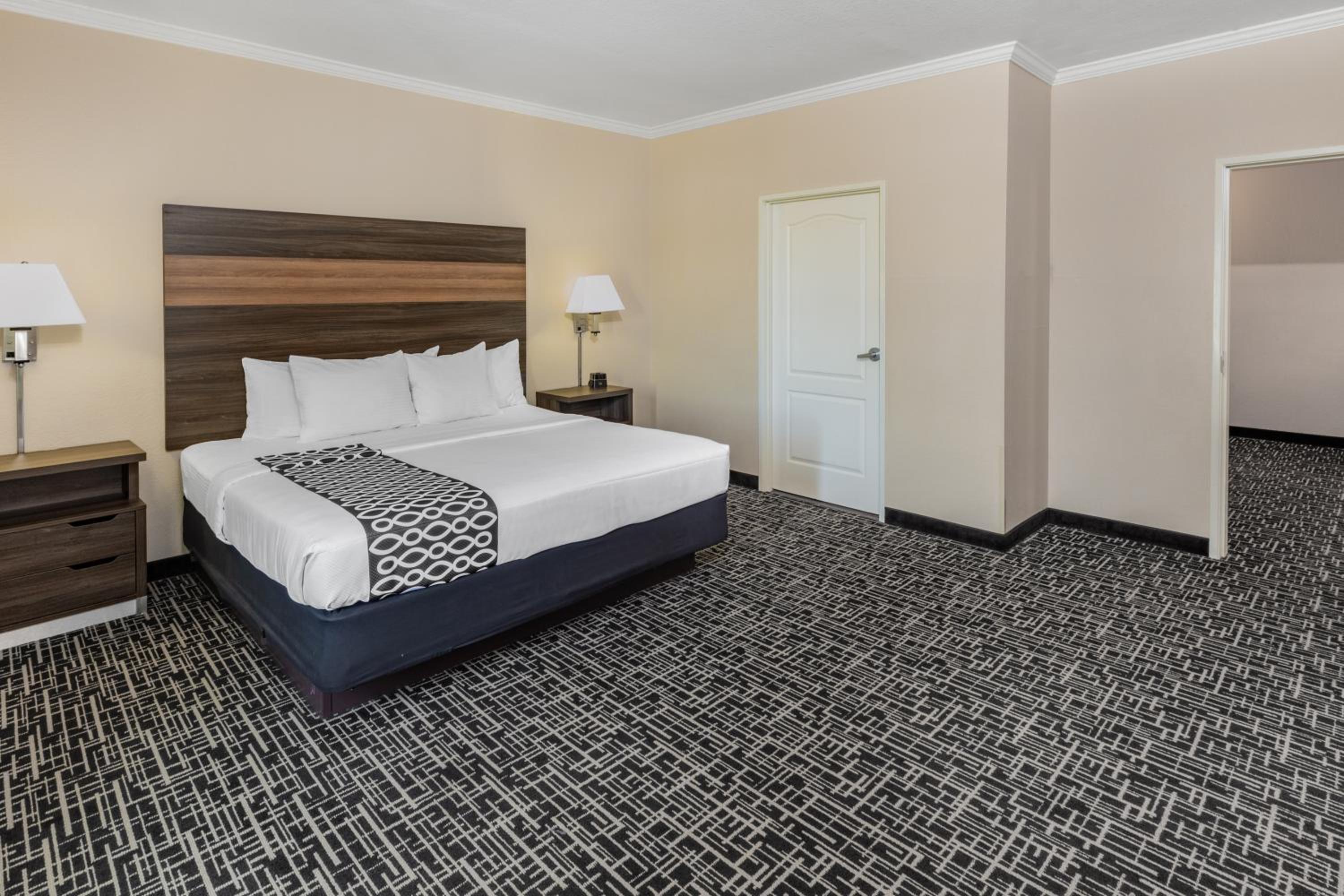 Deluxe Family Suite - Non-Smoking - Photo 10