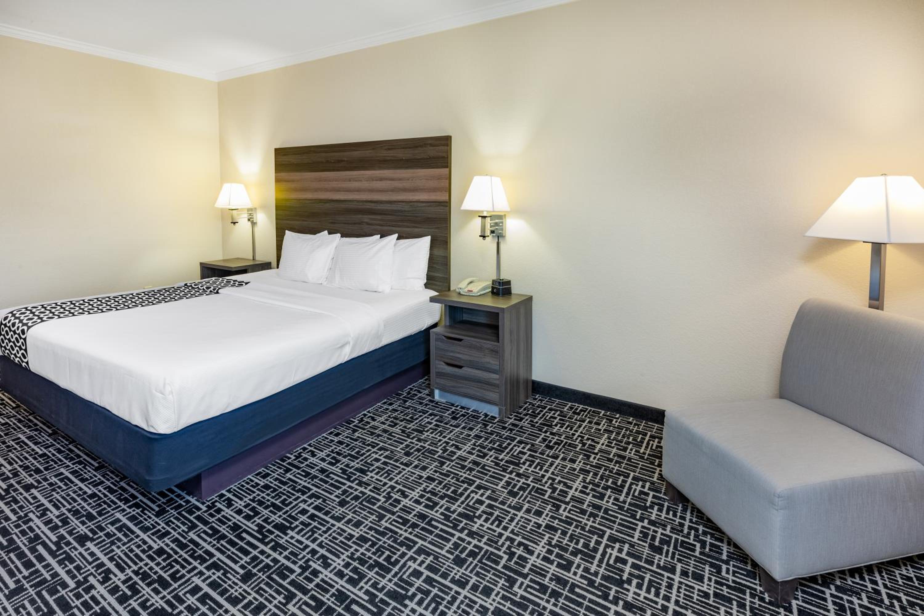 Deluxe King Room - Photo 4