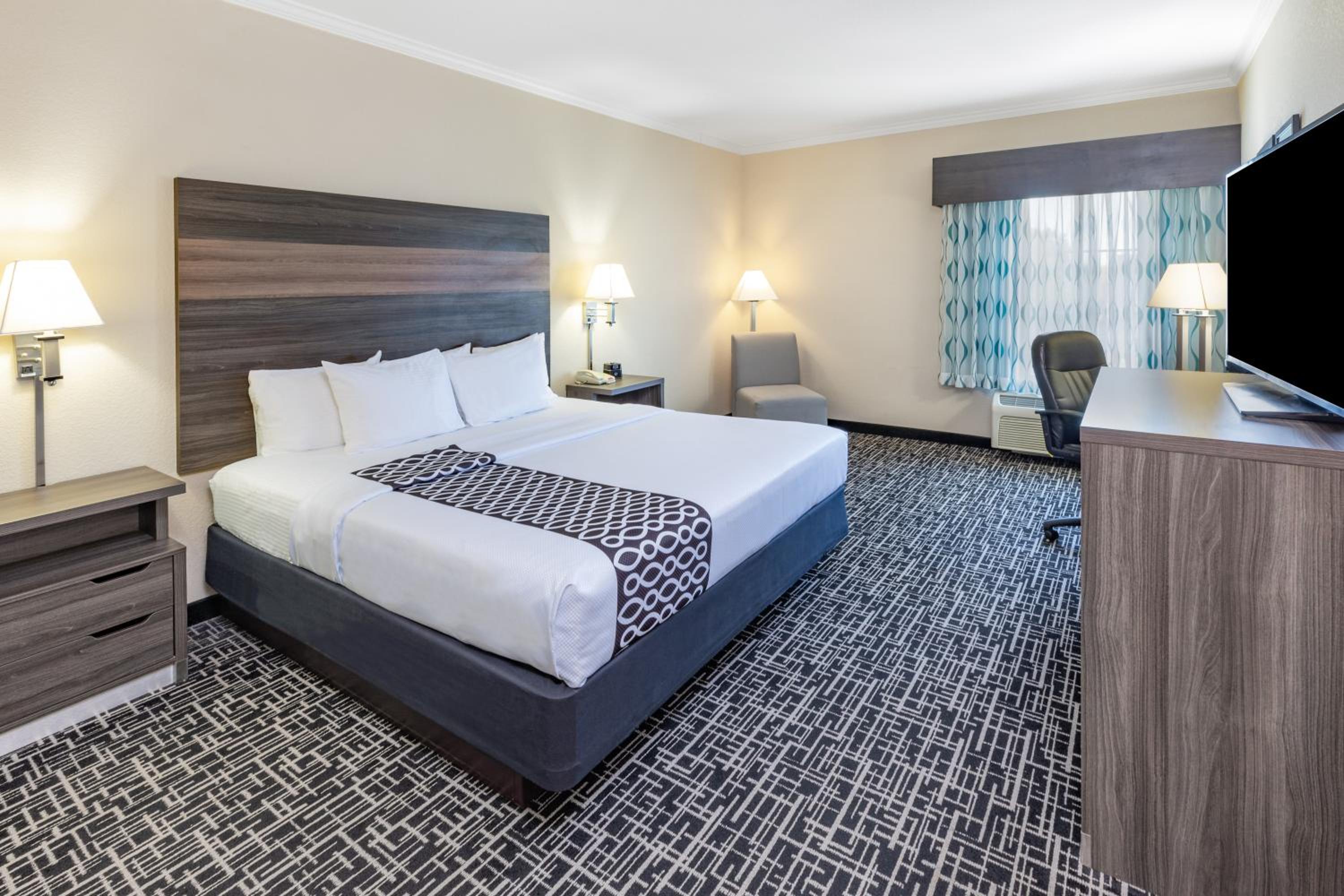 Deluxe King Room - Photo 6