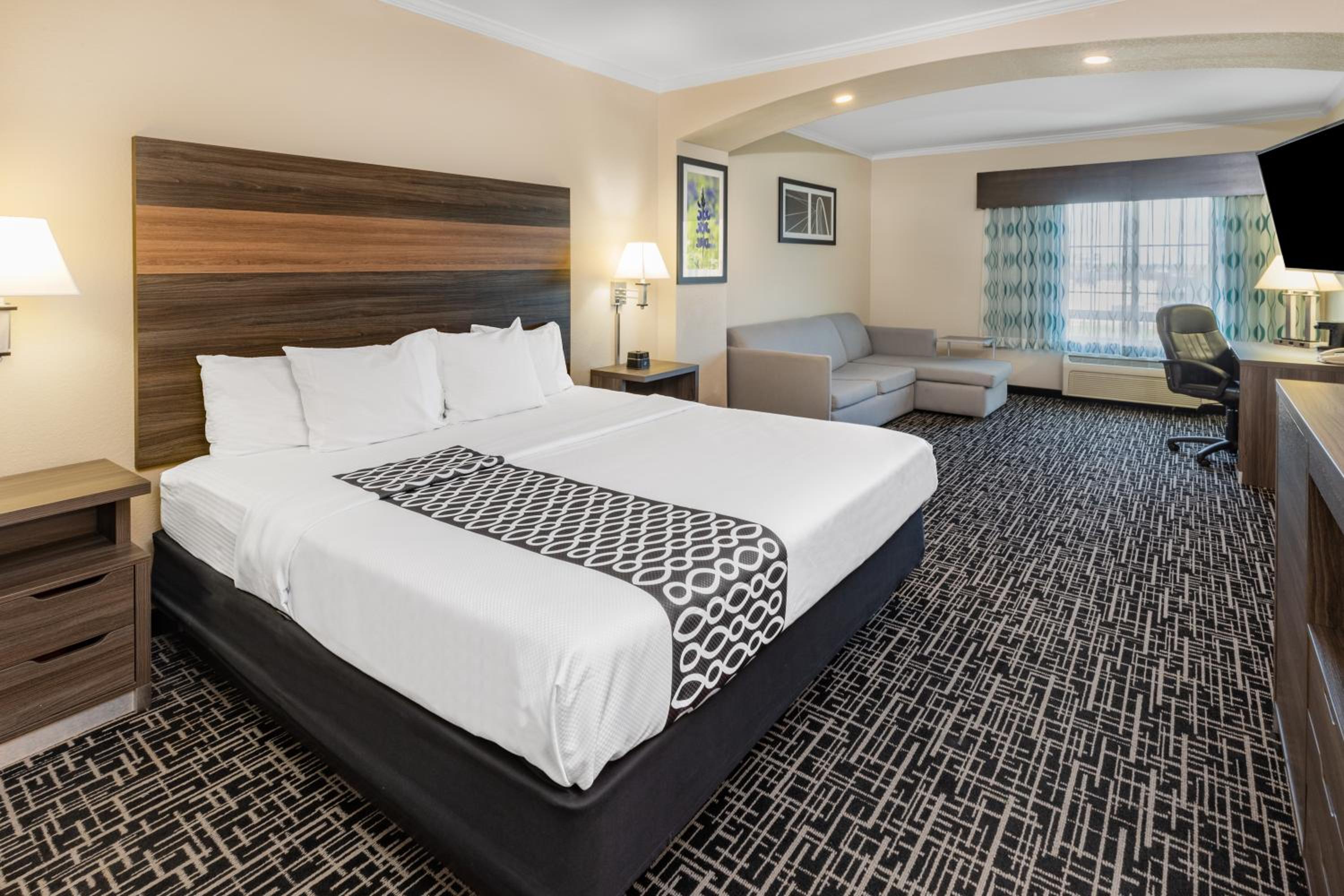 Deluxe King Suite - Non-Smoking - Photo 2
