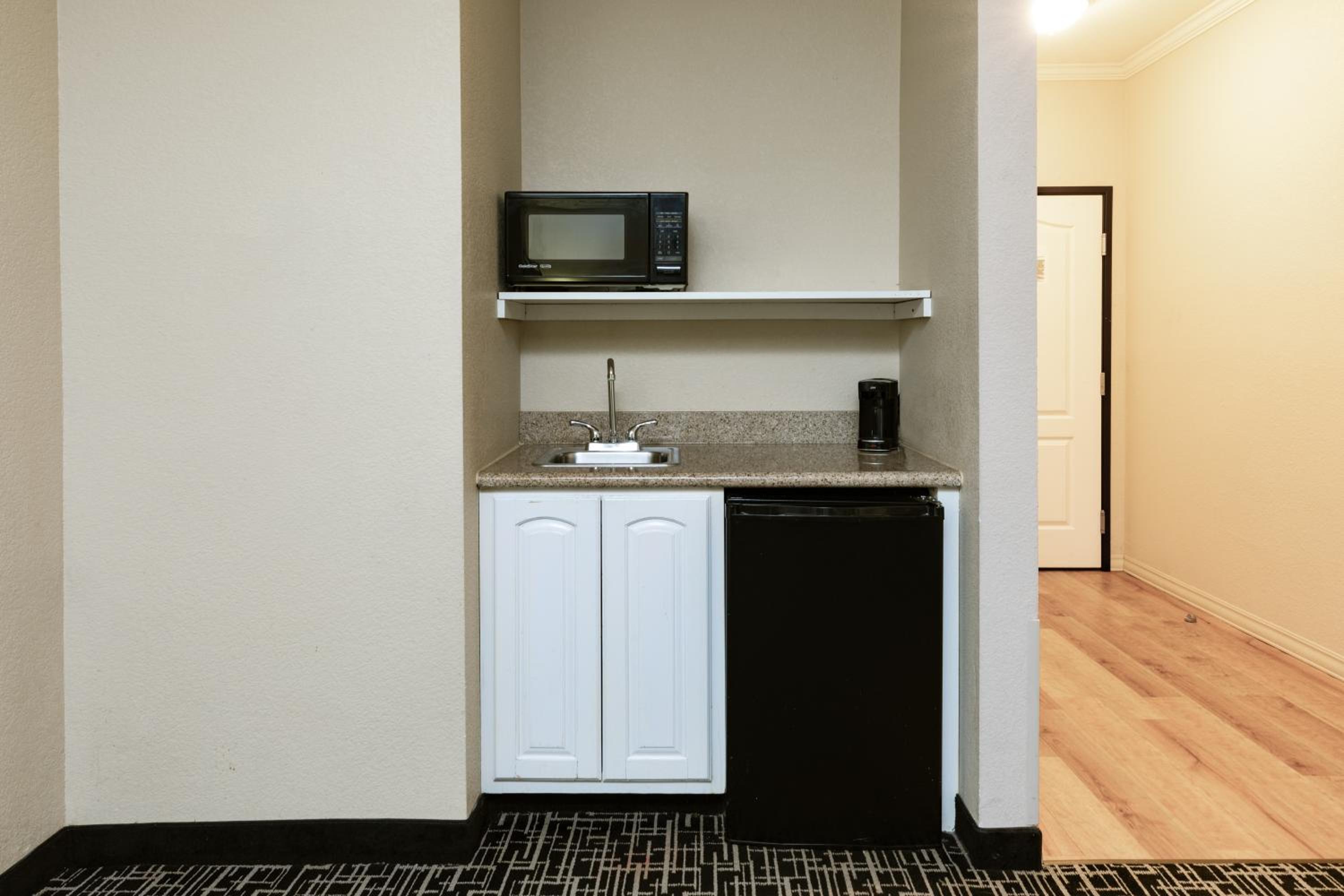 Deluxe Family Suite - Non-Smoking - Photo 9