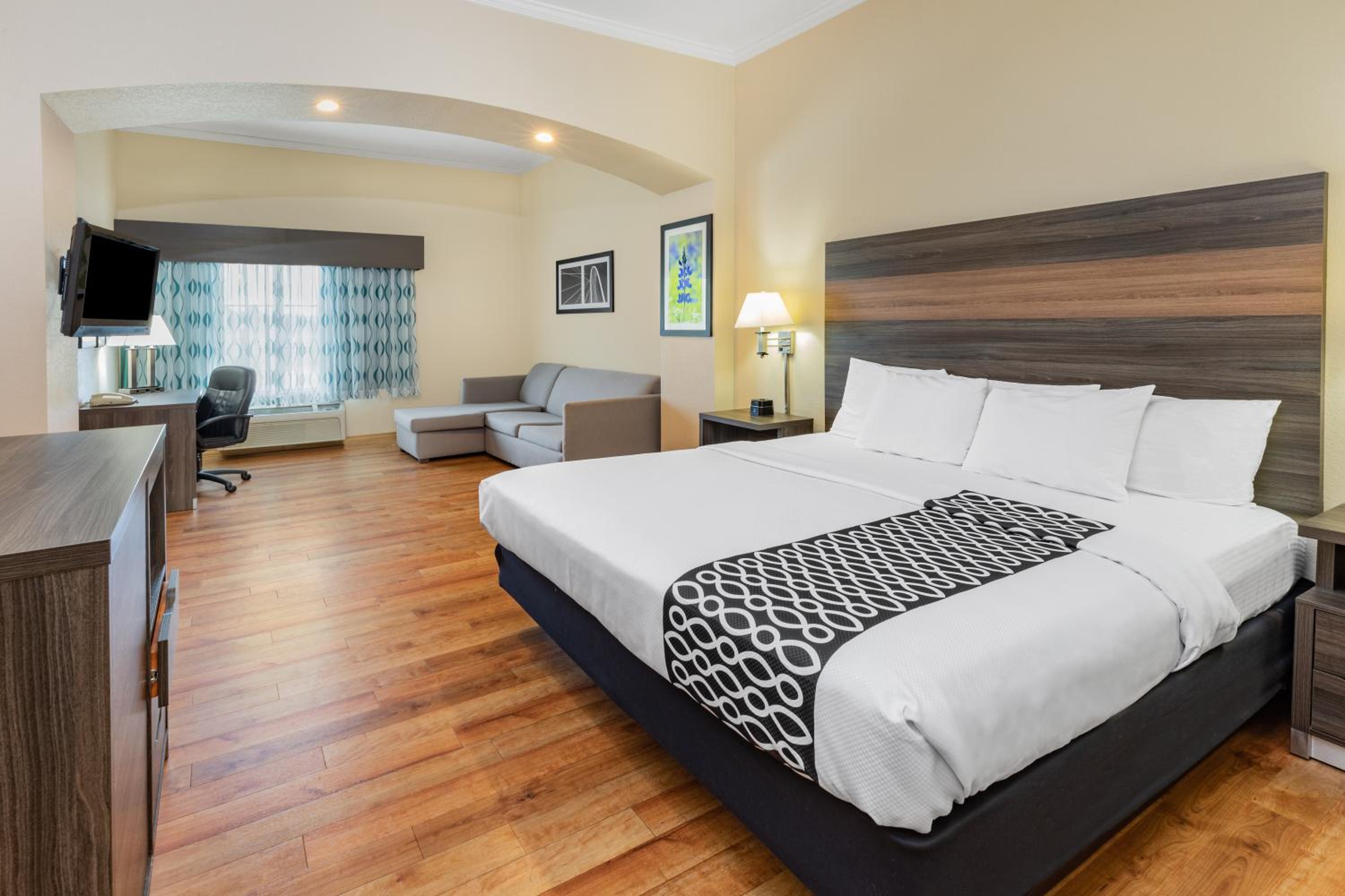 King Room with Bath Tub - Mobility/Hearing Accessible - Non-Smoking - Photo 3