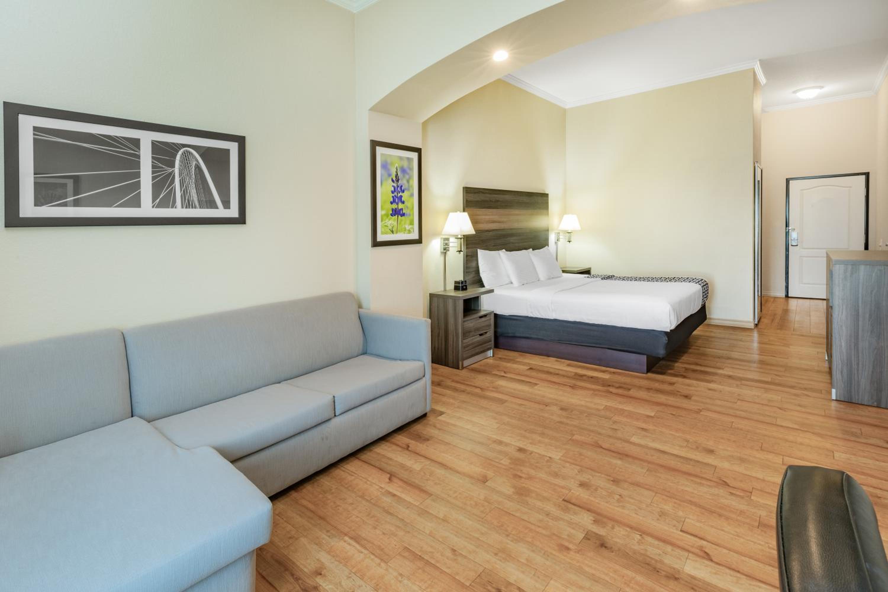 King Room with Bath Tub - Mobility/Hearing Accessible - Non-Smoking - Photo 4