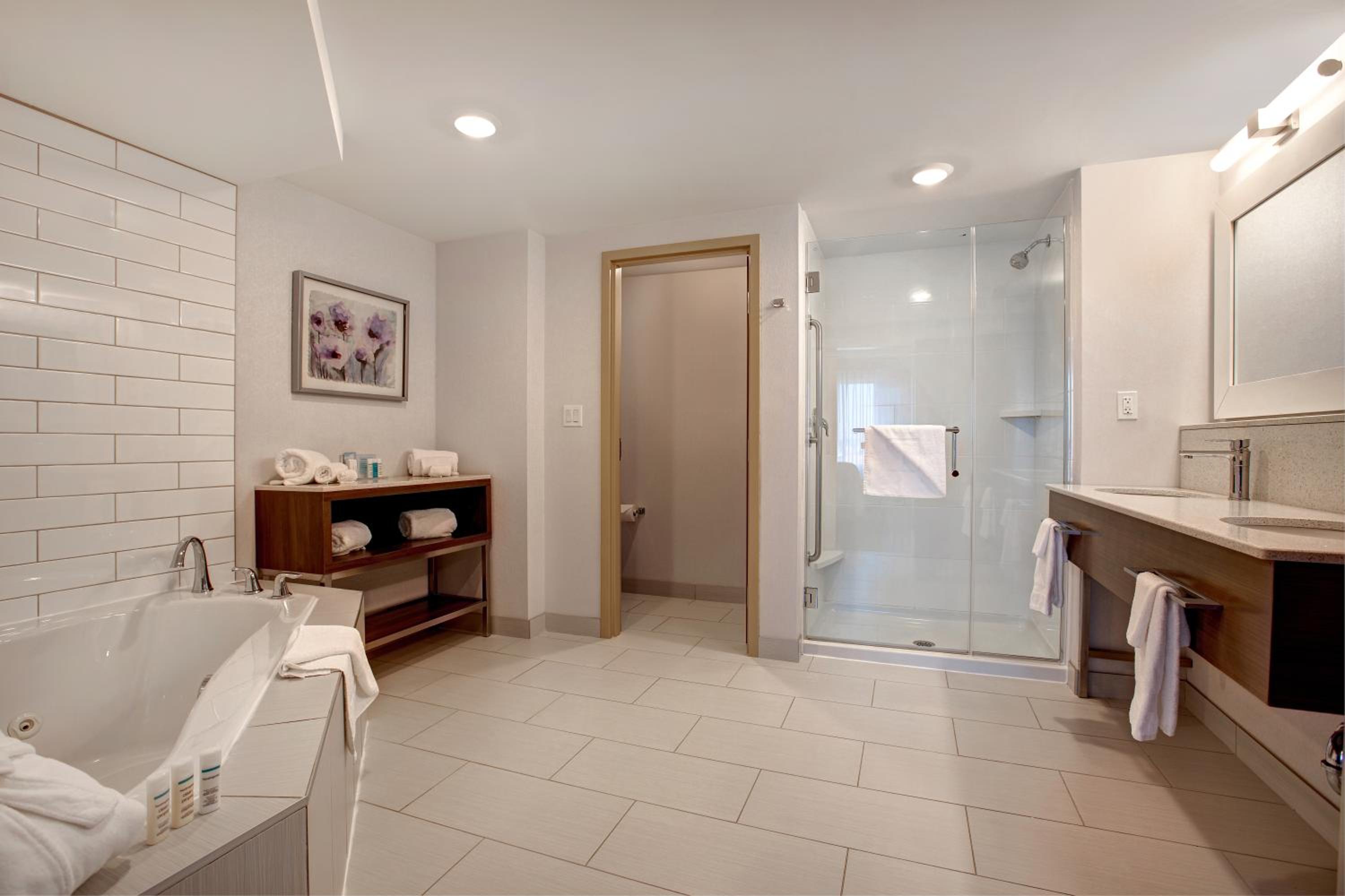 King Suite With Tub - Non-Smoking photo 2