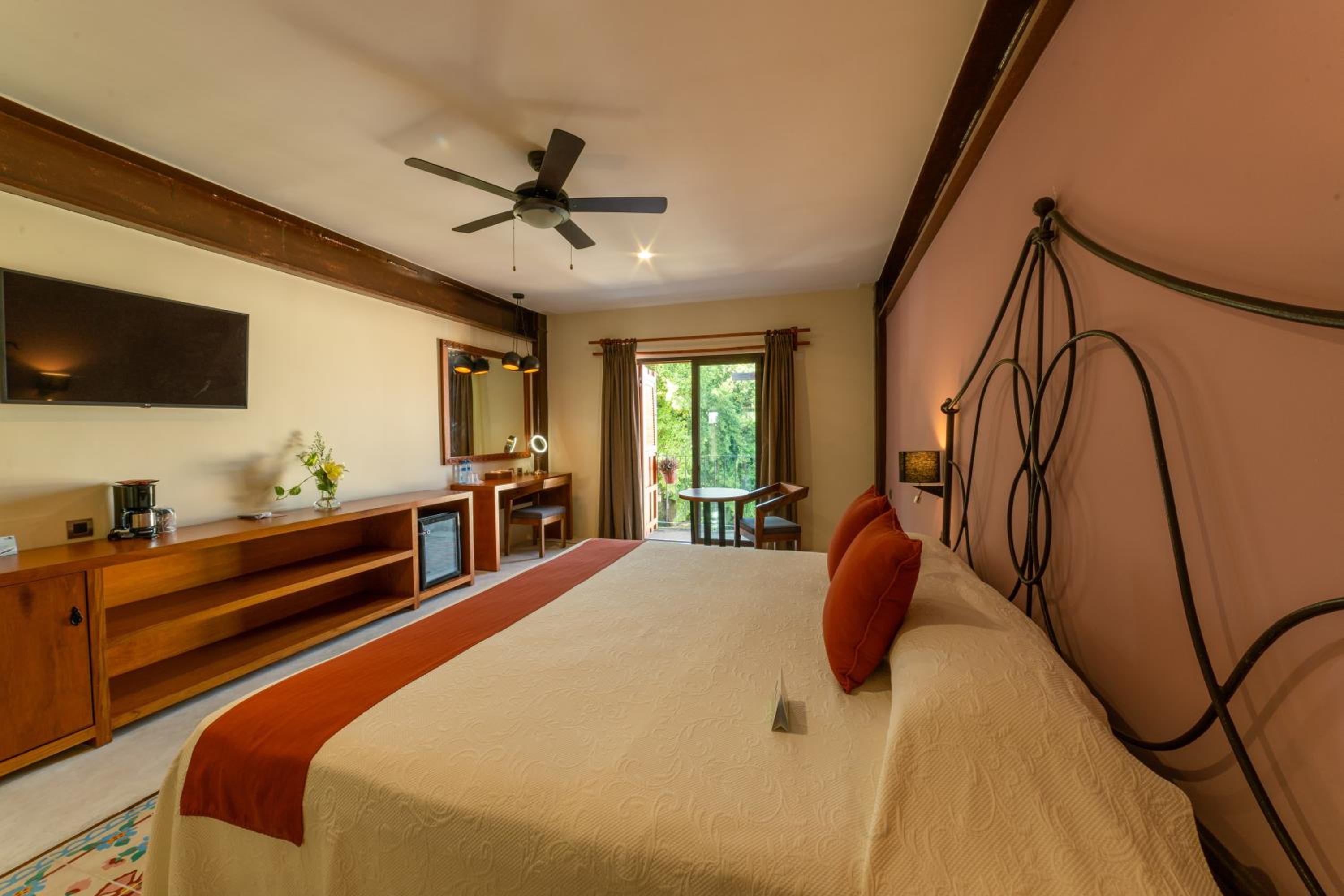 Deluxe King Room - Photo 2