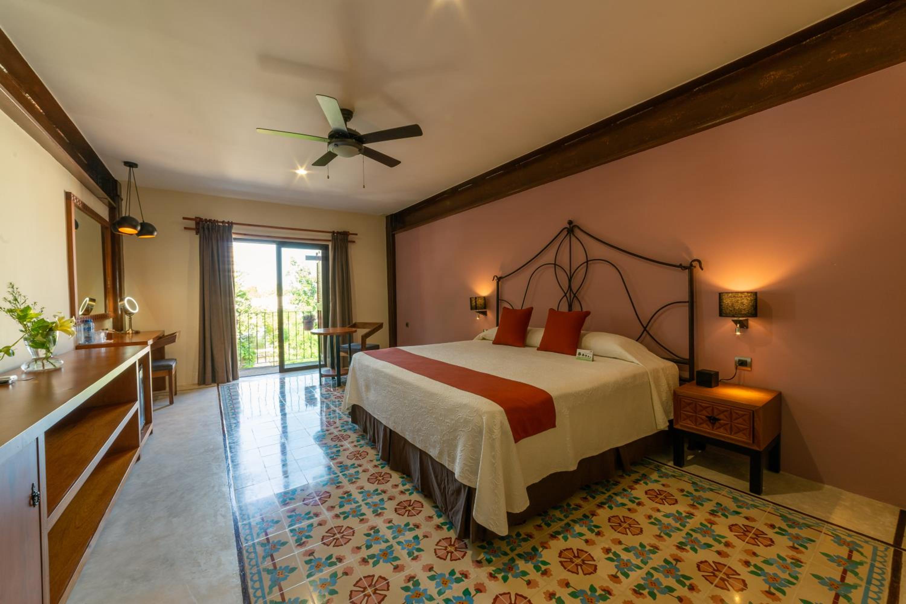 Deluxe King Room - Photo 3
