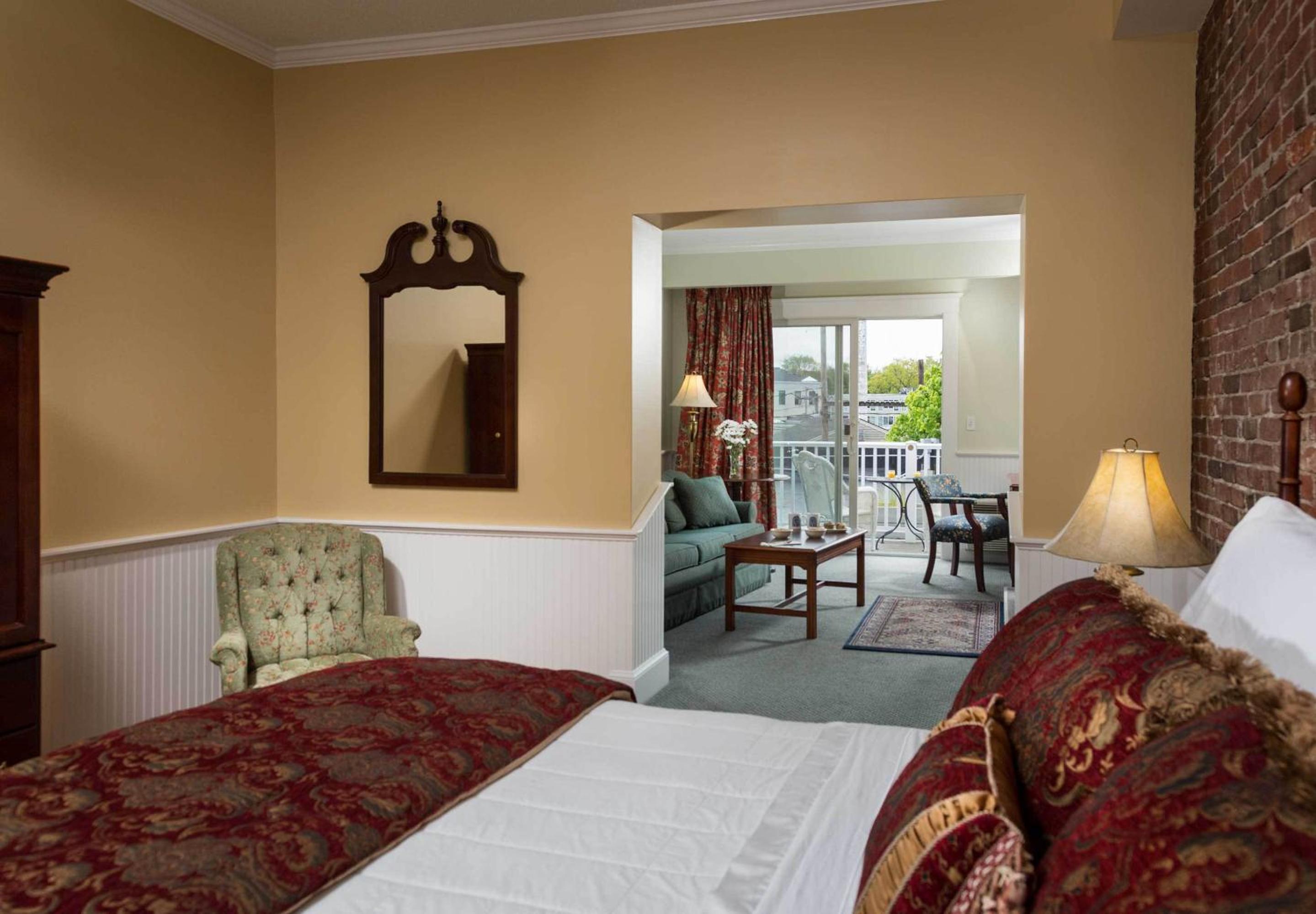 Queen Suite with Fireplace
