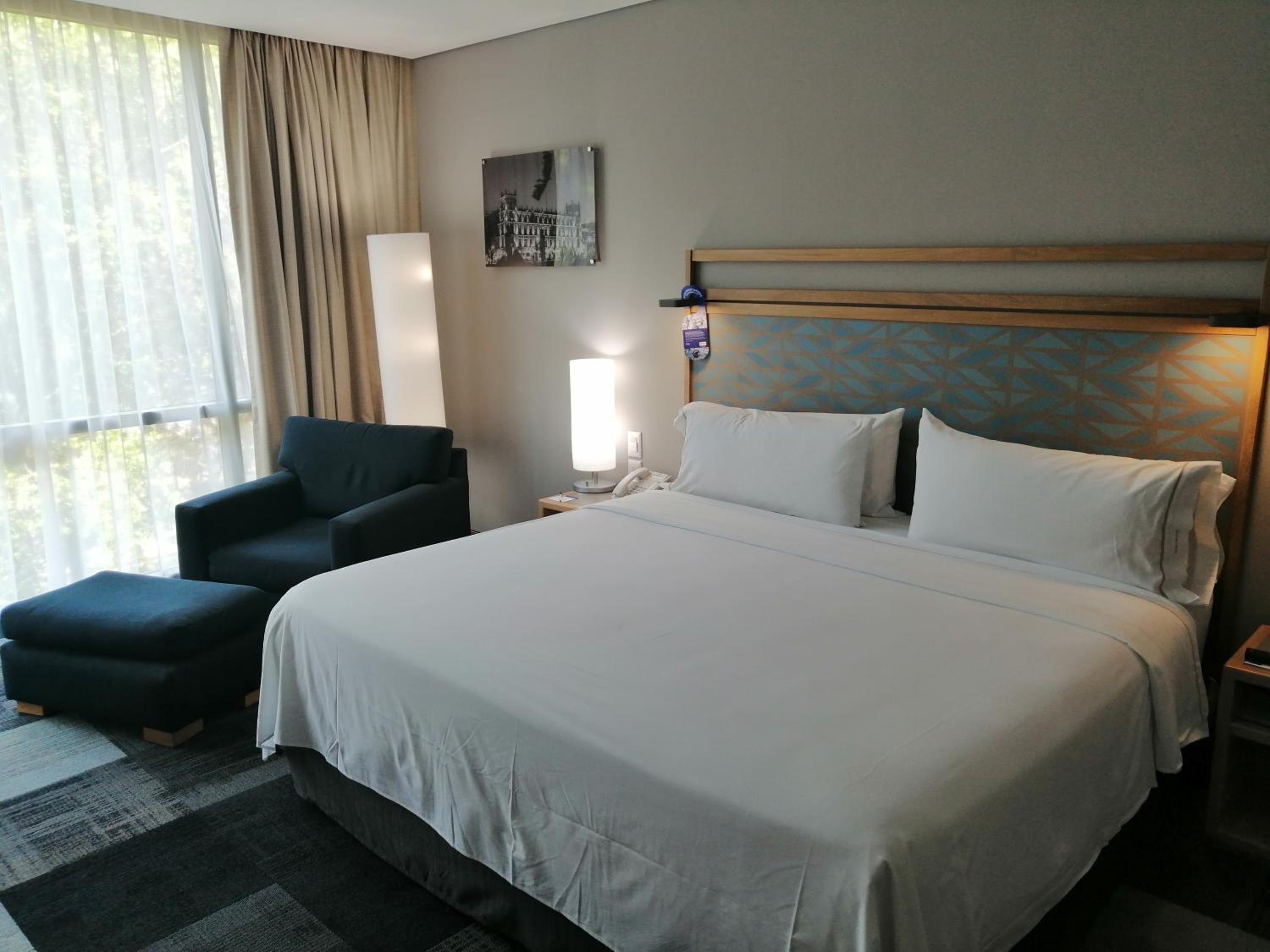 Standard King Room thumbnail 6